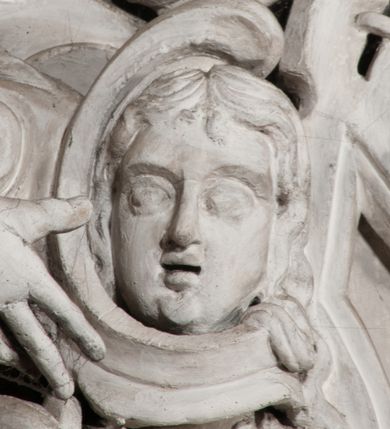 Zdjęcie nr 94: Kaplica zbudowana została na planie kwadratu i nakryta wzniesioną na pendentywach kopułą z latarnią. Przylega do kościoła od północy, do pierwszego przęsła nawy, z którą komunikuje się zamkniętym półkoliście przejściem. Wnętrze artykułowane jest w oparciu o schemat starożytnego łuku triumfalnego za pomocą osadzonych na wysokim cokole pilastrów z kompozytowymi głowicami. Pilastry podtrzymują wydatne belkowanie, ozodbione dekoracją stiukową w postaci puttów, festonów owocowych, rozet oraz kartuszy. Równocześnie pilastry ujmują półkoliste arkady, dwie niższe i większą, środkową. Niższe arkady wypełniają obrazy ze scenami z życia św. Karola Boromeusza. Ponad nimi w prostokątnych, stiukowych, obramieniach znajdują się malowane przedstawienia różnych świętych. W środkowej arkadzie ściany północnej umieszczono okazały późnobarokowy ołtarz z cudownym wizerunkiem św. Karola Boromeusza. Z kolei w arkadach wschodniej i zachodniej rozmieszczono prostokątne okna. Poniżej okna w arkadzie zachodniej znajduje się wyjście na zewnątrz kaplicy zaopatrzone w metalowe, prostokątne drzwi. Natomiast pod oknem w ścianie wschodniej zawieszono tablicę pamiątkową ku czci papieża Jana Pawła II. Arkadę wejściową do kaplicy zamyka prostokątna, brązowa krata. W jej podłuczu od wnętrza na wzór tympanonu umieszczono stiukowy kartusz z herbem Szreniawa, podtrzymywany przez dwa anioły. Ściany tarczowe podniebia przepruto czworobocznymi oknami ujętymi w stiukowe obramienia wolutowe. Na pendentywach przedstawiono w czterech stiukowych kartuszach herby: Szreniawa, Gryf i Kotwicz. Czwarty kartusz jest pusty. Czaszę kopuły wypełnia iluzjonistycznie malowana architektura podzielona na dwie strefy. Dolną artykułują pary pilastrów ujmujące okulusy oraz tralkowa balustrada, a górną gurty wyznaczające pola dla dekoracji ornamentalnej. Ściany zewnętrzne kaplicy zostały podzielone za pomocą kamiennych gzymsów i lizen na dwie trójosiowe kondygnacje, z których górna odpowiada wysokością smukłemu cokołowi mieszczącemu wejście. Zewnętrzne pola każdej elewacji dekorowane są płaskimi pasami tynku w układzie wzoru geometrycznego, zbliżonego do okuciowego. Okna i portal zostały ujęte w profilowane kamienne obramienia. Na ścianie północnej w środkowej kondygnacji pod kartuszem z herbem Szreniawa umieszczono tablicę fundacyjną z napisem: STANISLAUS COMES IN WIŚNICZ LUBOMIRSKI / PALATINUS ET GENERALIS CRACOVIEN[SIS] / SCEPUSIEN[SIS], BIALLOCERKIEVIEN[SIS] / ZATHORIEN[SIS], NIEPOLOMICIEN[SIS] E[T]C[ETER]A, E[T]C[ETER]A, CAPITANEUS / CAPELLAM HANC, / S[ANCTO] CAROLO BARRHOMAEO SUO TUTELARI PATRONO / POST RECEPTA SA[N]CTI HUIUS MERITIS TOT BENEFICIA / DICATAM / EX FUNDAMENTIS EREXIT, DONAVIT / EXORNAVIT, / ANNO D[O]MI[NI], 1640 (Stanisław hrabia na Wiśniczu Lubomirski wojewoda i starosta generalny krakowski, starosta spiski, białocerkiewski, zatorski, niepołomicki, i tak dalej, i tak dalej, tę kaplicę, poświęconą św. Karolowi Boromeuszowi, swojemu patronowi opiekuńczemu, po otrzymaniu tak wielkich łask za wstawiennictwem tego świetego, od fundamentów wzniósł, uposażył i ozdobił, roku Pańskiego 1640). Dach kaplicy oraz latarnia pokryte są blachą miedzianą.
