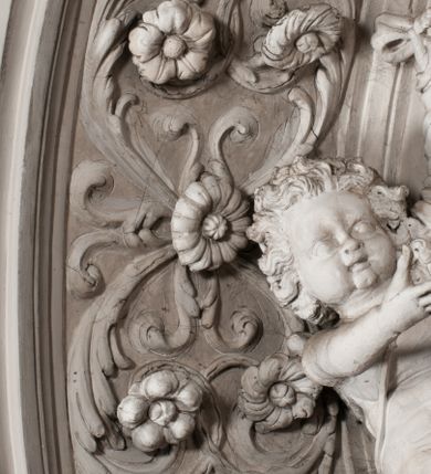 Zdjęcie nr 91: Kaplica zbudowana została na planie kwadratu i nakryta wzniesioną na pendentywach kopułą z latarnią. Przylega do kościoła od północy, do pierwszego przęsła nawy, z którą komunikuje się zamkniętym półkoliście przejściem. Wnętrze artykułowane jest w oparciu o schemat starożytnego łuku triumfalnego za pomocą osadzonych na wysokim cokole pilastrów z kompozytowymi głowicami. Pilastry podtrzymują wydatne belkowanie, ozodbione dekoracją stiukową w postaci puttów, festonów owocowych, rozet oraz kartuszy. Równocześnie pilastry ujmują półkoliste arkady, dwie niższe i większą, środkową. Niższe arkady wypełniają obrazy ze scenami z życia św. Karola Boromeusza. Ponad nimi w prostokątnych, stiukowych, obramieniach znajdują się malowane przedstawienia różnych świętych. W środkowej arkadzie ściany północnej umieszczono okazały późnobarokowy ołtarz z cudownym wizerunkiem św. Karola Boromeusza. Z kolei w arkadach wschodniej i zachodniej rozmieszczono prostokątne okna. Poniżej okna w arkadzie zachodniej znajduje się wyjście na zewnątrz kaplicy zaopatrzone w metalowe, prostokątne drzwi. Natomiast pod oknem w ścianie wschodniej zawieszono tablicę pamiątkową ku czci papieża Jana Pawła II. Arkadę wejściową do kaplicy zamyka prostokątna, brązowa krata. W jej podłuczu od wnętrza na wzór tympanonu umieszczono stiukowy kartusz z herbem Szreniawa, podtrzymywany przez dwa anioły. Ściany tarczowe podniebia przepruto czworobocznymi oknami ujętymi w stiukowe obramienia wolutowe. Na pendentywach przedstawiono w czterech stiukowych kartuszach herby: Szreniawa, Gryf i Kotwicz. Czwarty kartusz jest pusty. Czaszę kopuły wypełnia iluzjonistycznie malowana architektura podzielona na dwie strefy. Dolną artykułują pary pilastrów ujmujące okulusy oraz tralkowa balustrada, a górną gurty wyznaczające pola dla dekoracji ornamentalnej. Ściany zewnętrzne kaplicy zostały podzielone za pomocą kamiennych gzymsów i lizen na dwie trójosiowe kondygnacje, z których górna odpowiada wysokością smukłemu cokołowi mieszczącemu wejście. Zewnętrzne pola każdej elewacji dekorowane są płaskimi pasami tynku w układzie wzoru geometrycznego, zbliżonego do okuciowego. Okna i portal zostały ujęte w profilowane kamienne obramienia. Na ścianie północnej w środkowej kondygnacji pod kartuszem z herbem Szreniawa umieszczono tablicę fundacyjną z napisem: STANISLAUS COMES IN WIŚNICZ LUBOMIRSKI / PALATINUS ET GENERALIS CRACOVIEN[SIS] / SCEPUSIEN[SIS], BIALLOCERKIEVIEN[SIS] / ZATHORIEN[SIS], NIEPOLOMICIEN[SIS] E[T]C[ETER]A, E[T]C[ETER]A, CAPITANEUS / CAPELLAM HANC, / S[ANCTO] CAROLO BARRHOMAEO SUO TUTELARI PATRONO / POST RECEPTA SA[N]CTI HUIUS MERITIS TOT BENEFICIA / DICATAM / EX FUNDAMENTIS EREXIT, DONAVIT / EXORNAVIT, / ANNO D[O]MI[NI], 1640 (Stanisław hrabia na Wiśniczu Lubomirski wojewoda i starosta generalny krakowski, starosta spiski, białocerkiewski, zatorski, niepołomicki, i tak dalej, i tak dalej, tę kaplicę, poświęconą św. Karolowi Boromeuszowi, swojemu patronowi opiekuńczemu, po otrzymaniu tak wielkich łask za wstawiennictwem tego świetego, od fundamentów wzniósł, uposażył i ozdobił, roku Pańskiego 1640). Dach kaplicy oraz latarnia pokryte są blachą miedzianą.
