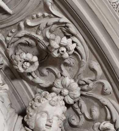 Zdjęcie nr 95: Kaplica zbudowana została na planie kwadratu i nakryta wzniesioną na pendentywach kopułą z latarnią. Przylega do kościoła od północy, do pierwszego przęsła nawy, z którą komunikuje się zamkniętym półkoliście przejściem. Wnętrze artykułowane jest w oparciu o schemat starożytnego łuku triumfalnego za pomocą osadzonych na wysokim cokole pilastrów z kompozytowymi głowicami. Pilastry podtrzymują wydatne belkowanie, ozodbione dekoracją stiukową w postaci puttów, festonów owocowych, rozet oraz kartuszy. Równocześnie pilastry ujmują półkoliste arkady, dwie niższe i większą, środkową. Niższe arkady wypełniają obrazy ze scenami z życia św. Karola Boromeusza. Ponad nimi w prostokątnych, stiukowych, obramieniach znajdują się malowane przedstawienia różnych świętych. W środkowej arkadzie ściany północnej umieszczono okazały późnobarokowy ołtarz z cudownym wizerunkiem św. Karola Boromeusza. Z kolei w arkadach wschodniej i zachodniej rozmieszczono prostokątne okna. Poniżej okna w arkadzie zachodniej znajduje się wyjście na zewnątrz kaplicy zaopatrzone w metalowe, prostokątne drzwi. Natomiast pod oknem w ścianie wschodniej zawieszono tablicę pamiątkową ku czci papieża Jana Pawła II. Arkadę wejściową do kaplicy zamyka prostokątna, brązowa krata. W jej podłuczu od wnętrza na wzór tympanonu umieszczono stiukowy kartusz z herbem Szreniawa, podtrzymywany przez dwa anioły. Ściany tarczowe podniebia przepruto czworobocznymi oknami ujętymi w stiukowe obramienia wolutowe. Na pendentywach przedstawiono w czterech stiukowych kartuszach herby: Szreniawa, Gryf i Kotwicz. Czwarty kartusz jest pusty. Czaszę kopuły wypełnia iluzjonistycznie malowana architektura podzielona na dwie strefy. Dolną artykułują pary pilastrów ujmujące okulusy oraz tralkowa balustrada, a górną gurty wyznaczające pola dla dekoracji ornamentalnej. Ściany zewnętrzne kaplicy zostały podzielone za pomocą kamiennych gzymsów i lizen na dwie trójosiowe kondygnacje, z których górna odpowiada wysokością smukłemu cokołowi mieszczącemu wejście. Zewnętrzne pola każdej elewacji dekorowane są płaskimi pasami tynku w układzie wzoru geometrycznego, zbliżonego do okuciowego. Okna i portal zostały ujęte w profilowane kamienne obramienia. Na ścianie północnej w środkowej kondygnacji pod kartuszem z herbem Szreniawa umieszczono tablicę fundacyjną z napisem: STANISLAUS COMES IN WIŚNICZ LUBOMIRSKI / PALATINUS ET GENERALIS CRACOVIEN[SIS] / SCEPUSIEN[SIS], BIALLOCERKIEVIEN[SIS] / ZATHORIEN[SIS], NIEPOLOMICIEN[SIS] E[T]C[ETER]A, E[T]C[ETER]A, CAPITANEUS / CAPELLAM HANC, / S[ANCTO] CAROLO BARRHOMAEO SUO TUTELARI PATRONO / POST RECEPTA SA[N]CTI HUIUS MERITIS TOT BENEFICIA / DICATAM / EX FUNDAMENTIS EREXIT, DONAVIT / EXORNAVIT, / ANNO D[O]MI[NI], 1640 (Stanisław hrabia na Wiśniczu Lubomirski wojewoda i starosta generalny krakowski, starosta spiski, białocerkiewski, zatorski, niepołomicki, i tak dalej, i tak dalej, tę kaplicę, poświęconą św. Karolowi Boromeuszowi, swojemu patronowi opiekuńczemu, po otrzymaniu tak wielkich łask za wstawiennictwem tego świetego, od fundamentów wzniósł, uposażył i ozdobił, roku Pańskiego 1640). Dach kaplicy oraz latarnia pokryte są blachą miedzianą.
