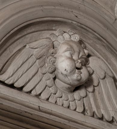 Zdjęcie nr 92: Kaplica zbudowana została na planie kwadratu i nakryta wzniesioną na pendentywach kopułą z latarnią. Przylega do kościoła od północy, do pierwszego przęsła nawy, z którą komunikuje się zamkniętym półkoliście przejściem. Wnętrze artykułowane jest w oparciu o schemat starożytnego łuku triumfalnego za pomocą osadzonych na wysokim cokole pilastrów z kompozytowymi głowicami. Pilastry podtrzymują wydatne belkowanie, ozodbione dekoracją stiukową w postaci puttów, festonów owocowych, rozet oraz kartuszy. Równocześnie pilastry ujmują półkoliste arkady, dwie niższe i większą, środkową. Niższe arkady wypełniają obrazy ze scenami z życia św. Karola Boromeusza. Ponad nimi w prostokątnych, stiukowych, obramieniach znajdują się malowane przedstawienia różnych świętych. W środkowej arkadzie ściany północnej umieszczono okazały późnobarokowy ołtarz z cudownym wizerunkiem św. Karola Boromeusza. Z kolei w arkadach wschodniej i zachodniej rozmieszczono prostokątne okna. Poniżej okna w arkadzie zachodniej znajduje się wyjście na zewnątrz kaplicy zaopatrzone w metalowe, prostokątne drzwi. Natomiast pod oknem w ścianie wschodniej zawieszono tablicę pamiątkową ku czci papieża Jana Pawła II. Arkadę wejściową do kaplicy zamyka prostokątna, brązowa krata. W jej podłuczu od wnętrza na wzór tympanonu umieszczono stiukowy kartusz z herbem Szreniawa, podtrzymywany przez dwa anioły. Ściany tarczowe podniebia przepruto czworobocznymi oknami ujętymi w stiukowe obramienia wolutowe. Na pendentywach przedstawiono w czterech stiukowych kartuszach herby: Szreniawa, Gryf i Kotwicz. Czwarty kartusz jest pusty. Czaszę kopuły wypełnia iluzjonistycznie malowana architektura podzielona na dwie strefy. Dolną artykułują pary pilastrów ujmujące okulusy oraz tralkowa balustrada, a górną gurty wyznaczające pola dla dekoracji ornamentalnej. Ściany zewnętrzne kaplicy zostały podzielone za pomocą kamiennych gzymsów i lizen na dwie trójosiowe kondygnacje, z których górna odpowiada wysokością smukłemu cokołowi mieszczącemu wejście. Zewnętrzne pola każdej elewacji dekorowane są płaskimi pasami tynku w układzie wzoru geometrycznego, zbliżonego do okuciowego. Okna i portal zostały ujęte w profilowane kamienne obramienia. Na ścianie północnej w środkowej kondygnacji pod kartuszem z herbem Szreniawa umieszczono tablicę fundacyjną z napisem: STANISLAUS COMES IN WIŚNICZ LUBOMIRSKI / PALATINUS ET GENERALIS CRACOVIEN[SIS] / SCEPUSIEN[SIS], BIALLOCERKIEVIEN[SIS] / ZATHORIEN[SIS], NIEPOLOMICIEN[SIS] E[T]C[ETER]A, E[T]C[ETER]A, CAPITANEUS / CAPELLAM HANC, / S[ANCTO] CAROLO BARRHOMAEO SUO TUTELARI PATRONO / POST RECEPTA SA[N]CTI HUIUS MERITIS TOT BENEFICIA / DICATAM / EX FUNDAMENTIS EREXIT, DONAVIT / EXORNAVIT, / ANNO D[O]MI[NI], 1640 (Stanisław hrabia na Wiśniczu Lubomirski wojewoda i starosta generalny krakowski, starosta spiski, białocerkiewski, zatorski, niepołomicki, i tak dalej, i tak dalej, tę kaplicę, poświęconą św. Karolowi Boromeuszowi, swojemu patronowi opiekuńczemu, po otrzymaniu tak wielkich łask za wstawiennictwem tego świetego, od fundamentów wzniósł, uposażył i ozdobił, roku Pańskiego 1640). Dach kaplicy oraz latarnia pokryte są blachą miedzianą.
