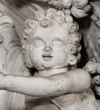 Zdjęcie nr 99: Kaplica zbudowana została na planie kwadratu i nakryta wzniesioną na pendentywach kopułą z latarnią. Przylega do kościoła od północy, do pierwszego przęsła nawy, z którą komunikuje się zamkniętym półkoliście przejściem. Wnętrze artykułowane jest w oparciu o schemat starożytnego łuku triumfalnego za pomocą osadzonych na wysokim cokole pilastrów z kompozytowymi głowicami. Pilastry podtrzymują wydatne belkowanie, ozodbione dekoracją stiukową w postaci puttów, festonów owocowych, rozet oraz kartuszy. Równocześnie pilastry ujmują półkoliste arkady, dwie niższe i większą, środkową. Niższe arkady wypełniają obrazy ze scenami z życia św. Karola Boromeusza. Ponad nimi w prostokątnych, stiukowych, obramieniach znajdują się malowane przedstawienia różnych świętych. W środkowej arkadzie ściany północnej umieszczono okazały późnobarokowy ołtarz z cudownym wizerunkiem św. Karola Boromeusza. Z kolei w arkadach wschodniej i zachodniej rozmieszczono prostokątne okna. Poniżej okna w arkadzie zachodniej znajduje się wyjście na zewnątrz kaplicy zaopatrzone w metalowe, prostokątne drzwi. Natomiast pod oknem w ścianie wschodniej zawieszono tablicę pamiątkową ku czci papieża Jana Pawła II. Arkadę wejściową do kaplicy zamyka prostokątna, brązowa krata. W jej podłuczu od wnętrza na wzór tympanonu umieszczono stiukowy kartusz z herbem Szreniawa, podtrzymywany przez dwa anioły. Ściany tarczowe podniebia przepruto czworobocznymi oknami ujętymi w stiukowe obramienia wolutowe. Na pendentywach przedstawiono w czterech stiukowych kartuszach herby: Szreniawa, Gryf i Kotwicz. Czwarty kartusz jest pusty. Czaszę kopuły wypełnia iluzjonistycznie malowana architektura podzielona na dwie strefy. Dolną artykułują pary pilastrów ujmujące okulusy oraz tralkowa balustrada, a górną gurty wyznaczające pola dla dekoracji ornamentalnej. Ściany zewnętrzne kaplicy zostały podzielone za pomocą kamiennych gzymsów i lizen na dwie trójosiowe kondygnacje, z których górna odpowiada wysokością smukłemu cokołowi mieszczącemu wejście. Zewnętrzne pola każdej elewacji dekorowane są płaskimi pasami tynku w układzie wzoru geometrycznego, zbliżonego do okuciowego. Okna i portal zostały ujęte w profilowane kamienne obramienia. Na ścianie północnej w środkowej kondygnacji pod kartuszem z herbem Szreniawa umieszczono tablicę fundacyjną z napisem: STANISLAUS COMES IN WIŚNICZ LUBOMIRSKI / PALATINUS ET GENERALIS CRACOVIEN[SIS] / SCEPUSIEN[SIS], BIALLOCERKIEVIEN[SIS] / ZATHORIEN[SIS], NIEPOLOMICIEN[SIS] E[T]C[ETER]A, E[T]C[ETER]A, CAPITANEUS / CAPELLAM HANC, / S[ANCTO] CAROLO BARRHOMAEO SUO TUTELARI PATRONO / POST RECEPTA SA[N]CTI HUIUS MERITIS TOT BENEFICIA / DICATAM / EX FUNDAMENTIS EREXIT, DONAVIT / EXORNAVIT, / ANNO D[O]MI[NI], 1640 (Stanisław hrabia na Wiśniczu Lubomirski wojewoda i starosta generalny krakowski, starosta spiski, białocerkiewski, zatorski, niepołomicki, i tak dalej, i tak dalej, tę kaplicę, poświęconą św. Karolowi Boromeuszowi, swojemu patronowi opiekuńczemu, po otrzymaniu tak wielkich łask za wstawiennictwem tego świetego, od fundamentów wzniósł, uposażył i ozdobił, roku Pańskiego 1640). Dach kaplicy oraz latarnia pokryte są blachą miedzianą.
