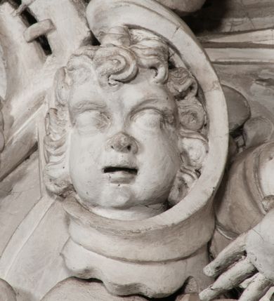 Zdjęcie nr 96: Kaplica zbudowana została na planie kwadratu i nakryta wzniesioną na pendentywach kopułą z latarnią. Przylega do kościoła od północy, do pierwszego przęsła nawy, z którą komunikuje się zamkniętym półkoliście przejściem. Wnętrze artykułowane jest w oparciu o schemat starożytnego łuku triumfalnego za pomocą osadzonych na wysokim cokole pilastrów z kompozytowymi głowicami. Pilastry podtrzymują wydatne belkowanie, ozodbione dekoracją stiukową w postaci puttów, festonów owocowych, rozet oraz kartuszy. Równocześnie pilastry ujmują półkoliste arkady, dwie niższe i większą, środkową. Niższe arkady wypełniają obrazy ze scenami z życia św. Karola Boromeusza. Ponad nimi w prostokątnych, stiukowych, obramieniach znajdują się malowane przedstawienia różnych świętych. W środkowej arkadzie ściany północnej umieszczono okazały późnobarokowy ołtarz z cudownym wizerunkiem św. Karola Boromeusza. Z kolei w arkadach wschodniej i zachodniej rozmieszczono prostokątne okna. Poniżej okna w arkadzie zachodniej znajduje się wyjście na zewnątrz kaplicy zaopatrzone w metalowe, prostokątne drzwi. Natomiast pod oknem w ścianie wschodniej zawieszono tablicę pamiątkową ku czci papieża Jana Pawła II. Arkadę wejściową do kaplicy zamyka prostokątna, brązowa krata. W jej podłuczu od wnętrza na wzór tympanonu umieszczono stiukowy kartusz z herbem Szreniawa, podtrzymywany przez dwa anioły. Ściany tarczowe podniebia przepruto czworobocznymi oknami ujętymi w stiukowe obramienia wolutowe. Na pendentywach przedstawiono w czterech stiukowych kartuszach herby: Szreniawa, Gryf i Kotwicz. Czwarty kartusz jest pusty. Czaszę kopuły wypełnia iluzjonistycznie malowana architektura podzielona na dwie strefy. Dolną artykułują pary pilastrów ujmujące okulusy oraz tralkowa balustrada, a górną gurty wyznaczające pola dla dekoracji ornamentalnej. Ściany zewnętrzne kaplicy zostały podzielone za pomocą kamiennych gzymsów i lizen na dwie trójosiowe kondygnacje, z których górna odpowiada wysokością smukłemu cokołowi mieszczącemu wejście. Zewnętrzne pola każdej elewacji dekorowane są płaskimi pasami tynku w układzie wzoru geometrycznego, zbliżonego do okuciowego. Okna i portal zostały ujęte w profilowane kamienne obramienia. Na ścianie północnej w środkowej kondygnacji pod kartuszem z herbem Szreniawa umieszczono tablicę fundacyjną z napisem: STANISLAUS COMES IN WIŚNICZ LUBOMIRSKI / PALATINUS ET GENERALIS CRACOVIEN[SIS] / SCEPUSIEN[SIS], BIALLOCERKIEVIEN[SIS] / ZATHORIEN[SIS], NIEPOLOMICIEN[SIS] E[T]C[ETER]A, E[T]C[ETER]A, CAPITANEUS / CAPELLAM HANC, / S[ANCTO] CAROLO BARRHOMAEO SUO TUTELARI PATRONO / POST RECEPTA SA[N]CTI HUIUS MERITIS TOT BENEFICIA / DICATAM / EX FUNDAMENTIS EREXIT, DONAVIT / EXORNAVIT, / ANNO D[O]MI[NI], 1640 (Stanisław hrabia na Wiśniczu Lubomirski wojewoda i starosta generalny krakowski, starosta spiski, białocerkiewski, zatorski, niepołomicki, i tak dalej, i tak dalej, tę kaplicę, poświęconą św. Karolowi Boromeuszowi, swojemu patronowi opiekuńczemu, po otrzymaniu tak wielkich łask za wstawiennictwem tego świetego, od fundamentów wzniósł, uposażył i ozdobił, roku Pańskiego 1640). Dach kaplicy oraz latarnia pokryte są blachą miedzianą.
