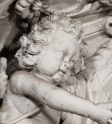 Zdjęcie nr 100: Kaplica zbudowana została na planie kwadratu i nakryta wzniesioną na pendentywach kopułą z latarnią. Przylega do kościoła od północy, do pierwszego przęsła nawy, z którą komunikuje się zamkniętym półkoliście przejściem. Wnętrze artykułowane jest w oparciu o schemat starożytnego łuku triumfalnego za pomocą osadzonych na wysokim cokole pilastrów z kompozytowymi głowicami. Pilastry podtrzymują wydatne belkowanie, ozodbione dekoracją stiukową w postaci puttów, festonów owocowych, rozet oraz kartuszy. Równocześnie pilastry ujmują półkoliste arkady, dwie niższe i większą, środkową. Niższe arkady wypełniają obrazy ze scenami z życia św. Karola Boromeusza. Ponad nimi w prostokątnych, stiukowych, obramieniach znajdują się malowane przedstawienia różnych świętych. W środkowej arkadzie ściany północnej umieszczono okazały późnobarokowy ołtarz z cudownym wizerunkiem św. Karola Boromeusza. Z kolei w arkadach wschodniej i zachodniej rozmieszczono prostokątne okna. Poniżej okna w arkadzie zachodniej znajduje się wyjście na zewnątrz kaplicy zaopatrzone w metalowe, prostokątne drzwi. Natomiast pod oknem w ścianie wschodniej zawieszono tablicę pamiątkową ku czci papieża Jana Pawła II. Arkadę wejściową do kaplicy zamyka prostokątna, brązowa krata. W jej podłuczu od wnętrza na wzór tympanonu umieszczono stiukowy kartusz z herbem Szreniawa, podtrzymywany przez dwa anioły. Ściany tarczowe podniebia przepruto czworobocznymi oknami ujętymi w stiukowe obramienia wolutowe. Na pendentywach przedstawiono w czterech stiukowych kartuszach herby: Szreniawa, Gryf i Kotwicz. Czwarty kartusz jest pusty. Czaszę kopuły wypełnia iluzjonistycznie malowana architektura podzielona na dwie strefy. Dolną artykułują pary pilastrów ujmujące okulusy oraz tralkowa balustrada, a górną gurty wyznaczające pola dla dekoracji ornamentalnej. Ściany zewnętrzne kaplicy zostały podzielone za pomocą kamiennych gzymsów i lizen na dwie trójosiowe kondygnacje, z których górna odpowiada wysokością smukłemu cokołowi mieszczącemu wejście. Zewnętrzne pola każdej elewacji dekorowane są płaskimi pasami tynku w układzie wzoru geometrycznego, zbliżonego do okuciowego. Okna i portal zostały ujęte w profilowane kamienne obramienia. Na ścianie północnej w środkowej kondygnacji pod kartuszem z herbem Szreniawa umieszczono tablicę fundacyjną z napisem: STANISLAUS COMES IN WIŚNICZ LUBOMIRSKI / PALATINUS ET GENERALIS CRACOVIEN[SIS] / SCEPUSIEN[SIS], BIALLOCERKIEVIEN[SIS] / ZATHORIEN[SIS], NIEPOLOMICIEN[SIS] E[T]C[ETER]A, E[T]C[ETER]A, CAPITANEUS / CAPELLAM HANC, / S[ANCTO] CAROLO BARRHOMAEO SUO TUTELARI PATRONO / POST RECEPTA SA[N]CTI HUIUS MERITIS TOT BENEFICIA / DICATAM / EX FUNDAMENTIS EREXIT, DONAVIT / EXORNAVIT, / ANNO D[O]MI[NI], 1640 (Stanisław hrabia na Wiśniczu Lubomirski wojewoda i starosta generalny krakowski, starosta spiski, białocerkiewski, zatorski, niepołomicki, i tak dalej, i tak dalej, tę kaplicę, poświęconą św. Karolowi Boromeuszowi, swojemu patronowi opiekuńczemu, po otrzymaniu tak wielkich łask za wstawiennictwem tego świetego, od fundamentów wzniósł, uposażył i ozdobił, roku Pańskiego 1640). Dach kaplicy oraz latarnia pokryte są blachą miedzianą.
