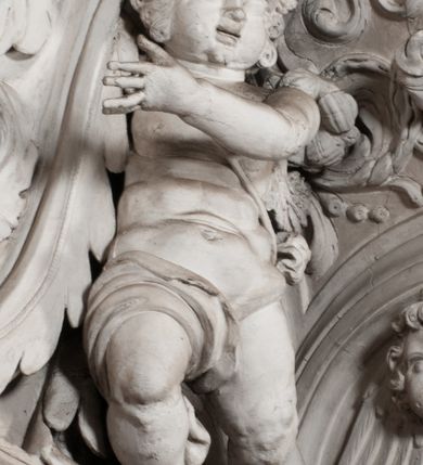 Zdjęcie nr 101: Kaplica zbudowana została na planie kwadratu i nakryta wzniesioną na pendentywach kopułą z latarnią. Przylega do kościoła od północy, do pierwszego przęsła nawy, z którą komunikuje się zamkniętym półkoliście przejściem. Wnętrze artykułowane jest w oparciu o schemat starożytnego łuku triumfalnego za pomocą osadzonych na wysokim cokole pilastrów z kompozytowymi głowicami. Pilastry podtrzymują wydatne belkowanie, ozodbione dekoracją stiukową w postaci puttów, festonów owocowych, rozet oraz kartuszy. Równocześnie pilastry ujmują półkoliste arkady, dwie niższe i większą, środkową. Niższe arkady wypełniają obrazy ze scenami z życia św. Karola Boromeusza. Ponad nimi w prostokątnych, stiukowych, obramieniach znajdują się malowane przedstawienia różnych świętych. W środkowej arkadzie ściany północnej umieszczono okazały późnobarokowy ołtarz z cudownym wizerunkiem św. Karola Boromeusza. Z kolei w arkadach wschodniej i zachodniej rozmieszczono prostokątne okna. Poniżej okna w arkadzie zachodniej znajduje się wyjście na zewnątrz kaplicy zaopatrzone w metalowe, prostokątne drzwi. Natomiast pod oknem w ścianie wschodniej zawieszono tablicę pamiątkową ku czci papieża Jana Pawła II. Arkadę wejściową do kaplicy zamyka prostokątna, brązowa krata. W jej podłuczu od wnętrza na wzór tympanonu umieszczono stiukowy kartusz z herbem Szreniawa, podtrzymywany przez dwa anioły. Ściany tarczowe podniebia przepruto czworobocznymi oknami ujętymi w stiukowe obramienia wolutowe. Na pendentywach przedstawiono w czterech stiukowych kartuszach herby: Szreniawa, Gryf i Kotwicz. Czwarty kartusz jest pusty. Czaszę kopuły wypełnia iluzjonistycznie malowana architektura podzielona na dwie strefy. Dolną artykułują pary pilastrów ujmujące okulusy oraz tralkowa balustrada, a górną gurty wyznaczające pola dla dekoracji ornamentalnej. Ściany zewnętrzne kaplicy zostały podzielone za pomocą kamiennych gzymsów i lizen na dwie trójosiowe kondygnacje, z których górna odpowiada wysokością smukłemu cokołowi mieszczącemu wejście. Zewnętrzne pola każdej elewacji dekorowane są płaskimi pasami tynku w układzie wzoru geometrycznego, zbliżonego do okuciowego. Okna i portal zostały ujęte w profilowane kamienne obramienia. Na ścianie północnej w środkowej kondygnacji pod kartuszem z herbem Szreniawa umieszczono tablicę fundacyjną z napisem: STANISLAUS COMES IN WIŚNICZ LUBOMIRSKI / PALATINUS ET GENERALIS CRACOVIEN[SIS] / SCEPUSIEN[SIS], BIALLOCERKIEVIEN[SIS] / ZATHORIEN[SIS], NIEPOLOMICIEN[SIS] E[T]C[ETER]A, E[T]C[ETER]A, CAPITANEUS / CAPELLAM HANC, / S[ANCTO] CAROLO BARRHOMAEO SUO TUTELARI PATRONO / POST RECEPTA SA[N]CTI HUIUS MERITIS TOT BENEFICIA / DICATAM / EX FUNDAMENTIS EREXIT, DONAVIT / EXORNAVIT, / ANNO D[O]MI[NI], 1640 (Stanisław hrabia na Wiśniczu Lubomirski wojewoda i starosta generalny krakowski, starosta spiski, białocerkiewski, zatorski, niepołomicki, i tak dalej, i tak dalej, tę kaplicę, poświęconą św. Karolowi Boromeuszowi, swojemu patronowi opiekuńczemu, po otrzymaniu tak wielkich łask za wstawiennictwem tego świetego, od fundamentów wzniósł, uposażył i ozdobił, roku Pańskiego 1640). Dach kaplicy oraz latarnia pokryte są blachą miedzianą.
