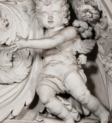 Zdjęcie nr 104: Kaplica zbudowana została na planie kwadratu i nakryta wzniesioną na pendentywach kopułą z latarnią. Przylega do kościoła od północy, do pierwszego przęsła nawy, z którą komunikuje się zamkniętym półkoliście przejściem. Wnętrze artykułowane jest w oparciu o schemat starożytnego łuku triumfalnego za pomocą osadzonych na wysokim cokole pilastrów z kompozytowymi głowicami. Pilastry podtrzymują wydatne belkowanie, ozodbione dekoracją stiukową w postaci puttów, festonów owocowych, rozet oraz kartuszy. Równocześnie pilastry ujmują półkoliste arkady, dwie niższe i większą, środkową. Niższe arkady wypełniają obrazy ze scenami z życia św. Karola Boromeusza. Ponad nimi w prostokątnych, stiukowych, obramieniach znajdują się malowane przedstawienia różnych świętych. W środkowej arkadzie ściany północnej umieszczono okazały późnobarokowy ołtarz z cudownym wizerunkiem św. Karola Boromeusza. Z kolei w arkadach wschodniej i zachodniej rozmieszczono prostokątne okna. Poniżej okna w arkadzie zachodniej znajduje się wyjście na zewnątrz kaplicy zaopatrzone w metalowe, prostokątne drzwi. Natomiast pod oknem w ścianie wschodniej zawieszono tablicę pamiątkową ku czci papieża Jana Pawła II. Arkadę wejściową do kaplicy zamyka prostokątna, brązowa krata. W jej podłuczu od wnętrza na wzór tympanonu umieszczono stiukowy kartusz z herbem Szreniawa, podtrzymywany przez dwa anioły. Ściany tarczowe podniebia przepruto czworobocznymi oknami ujętymi w stiukowe obramienia wolutowe. Na pendentywach przedstawiono w czterech stiukowych kartuszach herby: Szreniawa, Gryf i Kotwicz. Czwarty kartusz jest pusty. Czaszę kopuły wypełnia iluzjonistycznie malowana architektura podzielona na dwie strefy. Dolną artykułują pary pilastrów ujmujące okulusy oraz tralkowa balustrada, a górną gurty wyznaczające pola dla dekoracji ornamentalnej. Ściany zewnętrzne kaplicy zostały podzielone za pomocą kamiennych gzymsów i lizen na dwie trójosiowe kondygnacje, z których górna odpowiada wysokością smukłemu cokołowi mieszczącemu wejście. Zewnętrzne pola każdej elewacji dekorowane są płaskimi pasami tynku w układzie wzoru geometrycznego, zbliżonego do okuciowego. Okna i portal zostały ujęte w profilowane kamienne obramienia. Na ścianie północnej w środkowej kondygnacji pod kartuszem z herbem Szreniawa umieszczono tablicę fundacyjną z napisem: STANISLAUS COMES IN WIŚNICZ LUBOMIRSKI / PALATINUS ET GENERALIS CRACOVIEN[SIS] / SCEPUSIEN[SIS], BIALLOCERKIEVIEN[SIS] / ZATHORIEN[SIS], NIEPOLOMICIEN[SIS] E[T]C[ETER]A, E[T]C[ETER]A, CAPITANEUS / CAPELLAM HANC, / S[ANCTO] CAROLO BARRHOMAEO SUO TUTELARI PATRONO / POST RECEPTA SA[N]CTI HUIUS MERITIS TOT BENEFICIA / DICATAM / EX FUNDAMENTIS EREXIT, DONAVIT / EXORNAVIT, / ANNO D[O]MI[NI], 1640 (Stanisław hrabia na Wiśniczu Lubomirski wojewoda i starosta generalny krakowski, starosta spiski, białocerkiewski, zatorski, niepołomicki, i tak dalej, i tak dalej, tę kaplicę, poświęconą św. Karolowi Boromeuszowi, swojemu patronowi opiekuńczemu, po otrzymaniu tak wielkich łask za wstawiennictwem tego świetego, od fundamentów wzniósł, uposażył i ozdobił, roku Pańskiego 1640). Dach kaplicy oraz latarnia pokryte są blachą miedzianą.
