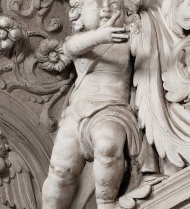 Zdjęcie nr 103: Kaplica zbudowana została na planie kwadratu i nakryta wzniesioną na pendentywach kopułą z latarnią. Przylega do kościoła od północy, do pierwszego przęsła nawy, z którą komunikuje się zamkniętym półkoliście przejściem. Wnętrze artykułowane jest w oparciu o schemat starożytnego łuku triumfalnego za pomocą osadzonych na wysokim cokole pilastrów z kompozytowymi głowicami. Pilastry podtrzymują wydatne belkowanie, ozodbione dekoracją stiukową w postaci puttów, festonów owocowych, rozet oraz kartuszy. Równocześnie pilastry ujmują półkoliste arkady, dwie niższe i większą, środkową. Niższe arkady wypełniają obrazy ze scenami z życia św. Karola Boromeusza. Ponad nimi w prostokątnych, stiukowych, obramieniach znajdują się malowane przedstawienia różnych świętych. W środkowej arkadzie ściany północnej umieszczono okazały późnobarokowy ołtarz z cudownym wizerunkiem św. Karola Boromeusza. Z kolei w arkadach wschodniej i zachodniej rozmieszczono prostokątne okna. Poniżej okna w arkadzie zachodniej znajduje się wyjście na zewnątrz kaplicy zaopatrzone w metalowe, prostokątne drzwi. Natomiast pod oknem w ścianie wschodniej zawieszono tablicę pamiątkową ku czci papieża Jana Pawła II. Arkadę wejściową do kaplicy zamyka prostokątna, brązowa krata. W jej podłuczu od wnętrza na wzór tympanonu umieszczono stiukowy kartusz z herbem Szreniawa, podtrzymywany przez dwa anioły. Ściany tarczowe podniebia przepruto czworobocznymi oknami ujętymi w stiukowe obramienia wolutowe. Na pendentywach przedstawiono w czterech stiukowych kartuszach herby: Szreniawa, Gryf i Kotwicz. Czwarty kartusz jest pusty. Czaszę kopuły wypełnia iluzjonistycznie malowana architektura podzielona na dwie strefy. Dolną artykułują pary pilastrów ujmujące okulusy oraz tralkowa balustrada, a górną gurty wyznaczające pola dla dekoracji ornamentalnej. Ściany zewnętrzne kaplicy zostały podzielone za pomocą kamiennych gzymsów i lizen na dwie trójosiowe kondygnacje, z których górna odpowiada wysokością smukłemu cokołowi mieszczącemu wejście. Zewnętrzne pola każdej elewacji dekorowane są płaskimi pasami tynku w układzie wzoru geometrycznego, zbliżonego do okuciowego. Okna i portal zostały ujęte w profilowane kamienne obramienia. Na ścianie północnej w środkowej kondygnacji pod kartuszem z herbem Szreniawa umieszczono tablicę fundacyjną z napisem: STANISLAUS COMES IN WIŚNICZ LUBOMIRSKI / PALATINUS ET GENERALIS CRACOVIEN[SIS] / SCEPUSIEN[SIS], BIALLOCERKIEVIEN[SIS] / ZATHORIEN[SIS], NIEPOLOMICIEN[SIS] E[T]C[ETER]A, E[T]C[ETER]A, CAPITANEUS / CAPELLAM HANC, / S[ANCTO] CAROLO BARRHOMAEO SUO TUTELARI PATRONO / POST RECEPTA SA[N]CTI HUIUS MERITIS TOT BENEFICIA / DICATAM / EX FUNDAMENTIS EREXIT, DONAVIT / EXORNAVIT, / ANNO D[O]MI[NI], 1640 (Stanisław hrabia na Wiśniczu Lubomirski wojewoda i starosta generalny krakowski, starosta spiski, białocerkiewski, zatorski, niepołomicki, i tak dalej, i tak dalej, tę kaplicę, poświęconą św. Karolowi Boromeuszowi, swojemu patronowi opiekuńczemu, po otrzymaniu tak wielkich łask za wstawiennictwem tego świetego, od fundamentów wzniósł, uposażył i ozdobił, roku Pańskiego 1640). Dach kaplicy oraz latarnia pokryte są blachą miedzianą.
