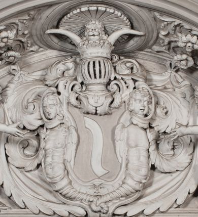 Zdjęcie nr 106: Kaplica zbudowana została na planie kwadratu i nakryta wzniesioną na pendentywach kopułą z latarnią. Przylega do kościoła od północy, do pierwszego przęsła nawy, z którą komunikuje się zamkniętym półkoliście przejściem. Wnętrze artykułowane jest w oparciu o schemat starożytnego łuku triumfalnego za pomocą osadzonych na wysokim cokole pilastrów z kompozytowymi głowicami. Pilastry podtrzymują wydatne belkowanie, ozodbione dekoracją stiukową w postaci puttów, festonów owocowych, rozet oraz kartuszy. Równocześnie pilastry ujmują półkoliste arkady, dwie niższe i większą, środkową. Niższe arkady wypełniają obrazy ze scenami z życia św. Karola Boromeusza. Ponad nimi w prostokątnych, stiukowych, obramieniach znajdują się malowane przedstawienia różnych świętych. W środkowej arkadzie ściany północnej umieszczono okazały późnobarokowy ołtarz z cudownym wizerunkiem św. Karola Boromeusza. Z kolei w arkadach wschodniej i zachodniej rozmieszczono prostokątne okna. Poniżej okna w arkadzie zachodniej znajduje się wyjście na zewnątrz kaplicy zaopatrzone w metalowe, prostokątne drzwi. Natomiast pod oknem w ścianie wschodniej zawieszono tablicę pamiątkową ku czci papieża Jana Pawła II. Arkadę wejściową do kaplicy zamyka prostokątna, brązowa krata. W jej podłuczu od wnętrza na wzór tympanonu umieszczono stiukowy kartusz z herbem Szreniawa, podtrzymywany przez dwa anioły. Ściany tarczowe podniebia przepruto czworobocznymi oknami ujętymi w stiukowe obramienia wolutowe. Na pendentywach przedstawiono w czterech stiukowych kartuszach herby: Szreniawa, Gryf i Kotwicz. Czwarty kartusz jest pusty. Czaszę kopuły wypełnia iluzjonistycznie malowana architektura podzielona na dwie strefy. Dolną artykułują pary pilastrów ujmujące okulusy oraz tralkowa balustrada, a górną gurty wyznaczające pola dla dekoracji ornamentalnej. Ściany zewnętrzne kaplicy zostały podzielone za pomocą kamiennych gzymsów i lizen na dwie trójosiowe kondygnacje, z których górna odpowiada wysokością smukłemu cokołowi mieszczącemu wejście. Zewnętrzne pola każdej elewacji dekorowane są płaskimi pasami tynku w układzie wzoru geometrycznego, zbliżonego do okuciowego. Okna i portal zostały ujęte w profilowane kamienne obramienia. Na ścianie północnej w środkowej kondygnacji pod kartuszem z herbem Szreniawa umieszczono tablicę fundacyjną z napisem: STANISLAUS COMES IN WIŚNICZ LUBOMIRSKI / PALATINUS ET GENERALIS CRACOVIEN[SIS] / SCEPUSIEN[SIS], BIALLOCERKIEVIEN[SIS] / ZATHORIEN[SIS], NIEPOLOMICIEN[SIS] E[T]C[ETER]A, E[T]C[ETER]A, CAPITANEUS / CAPELLAM HANC, / S[ANCTO] CAROLO BARRHOMAEO SUO TUTELARI PATRONO / POST RECEPTA SA[N]CTI HUIUS MERITIS TOT BENEFICIA / DICATAM / EX FUNDAMENTIS EREXIT, DONAVIT / EXORNAVIT, / ANNO D[O]MI[NI], 1640 (Stanisław hrabia na Wiśniczu Lubomirski wojewoda i starosta generalny krakowski, starosta spiski, białocerkiewski, zatorski, niepołomicki, i tak dalej, i tak dalej, tę kaplicę, poświęconą św. Karolowi Boromeuszowi, swojemu patronowi opiekuńczemu, po otrzymaniu tak wielkich łask za wstawiennictwem tego świetego, od fundamentów wzniósł, uposażył i ozdobił, roku Pańskiego 1640). Dach kaplicy oraz latarnia pokryte są blachą miedzianą.
