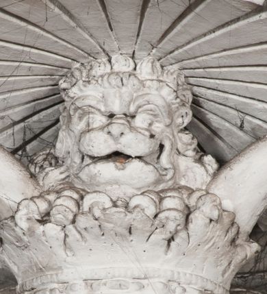 Zdjęcie nr 107: Kaplica zbudowana została na planie kwadratu i nakryta wzniesioną na pendentywach kopułą z latarnią. Przylega do kościoła od północy, do pierwszego przęsła nawy, z którą komunikuje się zamkniętym półkoliście przejściem. Wnętrze artykułowane jest w oparciu o schemat starożytnego łuku triumfalnego za pomocą osadzonych na wysokim cokole pilastrów z kompozytowymi głowicami. Pilastry podtrzymują wydatne belkowanie, ozodbione dekoracją stiukową w postaci puttów, festonów owocowych, rozet oraz kartuszy. Równocześnie pilastry ujmują półkoliste arkady, dwie niższe i większą, środkową. Niższe arkady wypełniają obrazy ze scenami z życia św. Karola Boromeusza. Ponad nimi w prostokątnych, stiukowych, obramieniach znajdują się malowane przedstawienia różnych świętych. W środkowej arkadzie ściany północnej umieszczono okazały późnobarokowy ołtarz z cudownym wizerunkiem św. Karola Boromeusza. Z kolei w arkadach wschodniej i zachodniej rozmieszczono prostokątne okna. Poniżej okna w arkadzie zachodniej znajduje się wyjście na zewnątrz kaplicy zaopatrzone w metalowe, prostokątne drzwi. Natomiast pod oknem w ścianie wschodniej zawieszono tablicę pamiątkową ku czci papieża Jana Pawła II. Arkadę wejściową do kaplicy zamyka prostokątna, brązowa krata. W jej podłuczu od wnętrza na wzór tympanonu umieszczono stiukowy kartusz z herbem Szreniawa, podtrzymywany przez dwa anioły. Ściany tarczowe podniebia przepruto czworobocznymi oknami ujętymi w stiukowe obramienia wolutowe. Na pendentywach przedstawiono w czterech stiukowych kartuszach herby: Szreniawa, Gryf i Kotwicz. Czwarty kartusz jest pusty. Czaszę kopuły wypełnia iluzjonistycznie malowana architektura podzielona na dwie strefy. Dolną artykułują pary pilastrów ujmujące okulusy oraz tralkowa balustrada, a górną gurty wyznaczające pola dla dekoracji ornamentalnej. Ściany zewnętrzne kaplicy zostały podzielone za pomocą kamiennych gzymsów i lizen na dwie trójosiowe kondygnacje, z których górna odpowiada wysokością smukłemu cokołowi mieszczącemu wejście. Zewnętrzne pola każdej elewacji dekorowane są płaskimi pasami tynku w układzie wzoru geometrycznego, zbliżonego do okuciowego. Okna i portal zostały ujęte w profilowane kamienne obramienia. Na ścianie północnej w środkowej kondygnacji pod kartuszem z herbem Szreniawa umieszczono tablicę fundacyjną z napisem: STANISLAUS COMES IN WIŚNICZ LUBOMIRSKI / PALATINUS ET GENERALIS CRACOVIEN[SIS] / SCEPUSIEN[SIS], BIALLOCERKIEVIEN[SIS] / ZATHORIEN[SIS], NIEPOLOMICIEN[SIS] E[T]C[ETER]A, E[T]C[ETER]A, CAPITANEUS / CAPELLAM HANC, / S[ANCTO] CAROLO BARRHOMAEO SUO TUTELARI PATRONO / POST RECEPTA SA[N]CTI HUIUS MERITIS TOT BENEFICIA / DICATAM / EX FUNDAMENTIS EREXIT, DONAVIT / EXORNAVIT, / ANNO D[O]MI[NI], 1640 (Stanisław hrabia na Wiśniczu Lubomirski wojewoda i starosta generalny krakowski, starosta spiski, białocerkiewski, zatorski, niepołomicki, i tak dalej, i tak dalej, tę kaplicę, poświęconą św. Karolowi Boromeuszowi, swojemu patronowi opiekuńczemu, po otrzymaniu tak wielkich łask za wstawiennictwem tego świetego, od fundamentów wzniósł, uposażył i ozdobił, roku Pańskiego 1640). Dach kaplicy oraz latarnia pokryte są blachą miedzianą.
