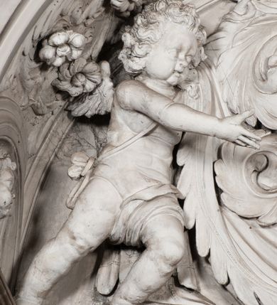 Zdjęcie nr 108: Kaplica zbudowana została na planie kwadratu i nakryta wzniesioną na pendentywach kopułą z latarnią. Przylega do kościoła od północy, do pierwszego przęsła nawy, z którą komunikuje się zamkniętym półkoliście przejściem. Wnętrze artykułowane jest w oparciu o schemat starożytnego łuku triumfalnego za pomocą osadzonych na wysokim cokole pilastrów z kompozytowymi głowicami. Pilastry podtrzymują wydatne belkowanie, ozodbione dekoracją stiukową w postaci puttów, festonów owocowych, rozet oraz kartuszy. Równocześnie pilastry ujmują półkoliste arkady, dwie niższe i większą, środkową. Niższe arkady wypełniają obrazy ze scenami z życia św. Karola Boromeusza. Ponad nimi w prostokątnych, stiukowych, obramieniach znajdują się malowane przedstawienia różnych świętych. W środkowej arkadzie ściany północnej umieszczono okazały późnobarokowy ołtarz z cudownym wizerunkiem św. Karola Boromeusza. Z kolei w arkadach wschodniej i zachodniej rozmieszczono prostokątne okna. Poniżej okna w arkadzie zachodniej znajduje się wyjście na zewnątrz kaplicy zaopatrzone w metalowe, prostokątne drzwi. Natomiast pod oknem w ścianie wschodniej zawieszono tablicę pamiątkową ku czci papieża Jana Pawła II. Arkadę wejściową do kaplicy zamyka prostokątna, brązowa krata. W jej podłuczu od wnętrza na wzór tympanonu umieszczono stiukowy kartusz z herbem Szreniawa, podtrzymywany przez dwa anioły. Ściany tarczowe podniebia przepruto czworobocznymi oknami ujętymi w stiukowe obramienia wolutowe. Na pendentywach przedstawiono w czterech stiukowych kartuszach herby: Szreniawa, Gryf i Kotwicz. Czwarty kartusz jest pusty. Czaszę kopuły wypełnia iluzjonistycznie malowana architektura podzielona na dwie strefy. Dolną artykułują pary pilastrów ujmujące okulusy oraz tralkowa balustrada, a górną gurty wyznaczające pola dla dekoracji ornamentalnej. Ściany zewnętrzne kaplicy zostały podzielone za pomocą kamiennych gzymsów i lizen na dwie trójosiowe kondygnacje, z których górna odpowiada wysokością smukłemu cokołowi mieszczącemu wejście. Zewnętrzne pola każdej elewacji dekorowane są płaskimi pasami tynku w układzie wzoru geometrycznego, zbliżonego do okuciowego. Okna i portal zostały ujęte w profilowane kamienne obramienia. Na ścianie północnej w środkowej kondygnacji pod kartuszem z herbem Szreniawa umieszczono tablicę fundacyjną z napisem: STANISLAUS COMES IN WIŚNICZ LUBOMIRSKI / PALATINUS ET GENERALIS CRACOVIEN[SIS] / SCEPUSIEN[SIS], BIALLOCERKIEVIEN[SIS] / ZATHORIEN[SIS], NIEPOLOMICIEN[SIS] E[T]C[ETER]A, E[T]C[ETER]A, CAPITANEUS / CAPELLAM HANC, / S[ANCTO] CAROLO BARRHOMAEO SUO TUTELARI PATRONO / POST RECEPTA SA[N]CTI HUIUS MERITIS TOT BENEFICIA / DICATAM / EX FUNDAMENTIS EREXIT, DONAVIT / EXORNAVIT, / ANNO D[O]MI[NI], 1640 (Stanisław hrabia na Wiśniczu Lubomirski wojewoda i starosta generalny krakowski, starosta spiski, białocerkiewski, zatorski, niepołomicki, i tak dalej, i tak dalej, tę kaplicę, poświęconą św. Karolowi Boromeuszowi, swojemu patronowi opiekuńczemu, po otrzymaniu tak wielkich łask za wstawiennictwem tego świetego, od fundamentów wzniósł, uposażył i ozdobił, roku Pańskiego 1640). Dach kaplicy oraz latarnia pokryte są blachą miedzianą.
