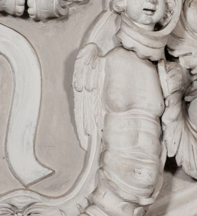 Zdjęcie nr 112: Kaplica zbudowana została na planie kwadratu i nakryta wzniesioną na pendentywach kopułą z latarnią. Przylega do kościoła od północy, do pierwszego przęsła nawy, z którą komunikuje się zamkniętym półkoliście przejściem. Wnętrze artykułowane jest w oparciu o schemat starożytnego łuku triumfalnego za pomocą osadzonych na wysokim cokole pilastrów z kompozytowymi głowicami. Pilastry podtrzymują wydatne belkowanie, ozodbione dekoracją stiukową w postaci puttów, festonów owocowych, rozet oraz kartuszy. Równocześnie pilastry ujmują półkoliste arkady, dwie niższe i większą, środkową. Niższe arkady wypełniają obrazy ze scenami z życia św. Karola Boromeusza. Ponad nimi w prostokątnych, stiukowych, obramieniach znajdują się malowane przedstawienia różnych świętych. W środkowej arkadzie ściany północnej umieszczono okazały późnobarokowy ołtarz z cudownym wizerunkiem św. Karola Boromeusza. Z kolei w arkadach wschodniej i zachodniej rozmieszczono prostokątne okna. Poniżej okna w arkadzie zachodniej znajduje się wyjście na zewnątrz kaplicy zaopatrzone w metalowe, prostokątne drzwi. Natomiast pod oknem w ścianie wschodniej zawieszono tablicę pamiątkową ku czci papieża Jana Pawła II. Arkadę wejściową do kaplicy zamyka prostokątna, brązowa krata. W jej podłuczu od wnętrza na wzór tympanonu umieszczono stiukowy kartusz z herbem Szreniawa, podtrzymywany przez dwa anioły. Ściany tarczowe podniebia przepruto czworobocznymi oknami ujętymi w stiukowe obramienia wolutowe. Na pendentywach przedstawiono w czterech stiukowych kartuszach herby: Szreniawa, Gryf i Kotwicz. Czwarty kartusz jest pusty. Czaszę kopuły wypełnia iluzjonistycznie malowana architektura podzielona na dwie strefy. Dolną artykułują pary pilastrów ujmujące okulusy oraz tralkowa balustrada, a górną gurty wyznaczające pola dla dekoracji ornamentalnej. Ściany zewnętrzne kaplicy zostały podzielone za pomocą kamiennych gzymsów i lizen na dwie trójosiowe kondygnacje, z których górna odpowiada wysokością smukłemu cokołowi mieszczącemu wejście. Zewnętrzne pola każdej elewacji dekorowane są płaskimi pasami tynku w układzie wzoru geometrycznego, zbliżonego do okuciowego. Okna i portal zostały ujęte w profilowane kamienne obramienia. Na ścianie północnej w środkowej kondygnacji pod kartuszem z herbem Szreniawa umieszczono tablicę fundacyjną z napisem: STANISLAUS COMES IN WIŚNICZ LUBOMIRSKI / PALATINUS ET GENERALIS CRACOVIEN[SIS] / SCEPUSIEN[SIS], BIALLOCERKIEVIEN[SIS] / ZATHORIEN[SIS], NIEPOLOMICIEN[SIS] E[T]C[ETER]A, E[T]C[ETER]A, CAPITANEUS / CAPELLAM HANC, / S[ANCTO] CAROLO BARRHOMAEO SUO TUTELARI PATRONO / POST RECEPTA SA[N]CTI HUIUS MERITIS TOT BENEFICIA / DICATAM / EX FUNDAMENTIS EREXIT, DONAVIT / EXORNAVIT, / ANNO D[O]MI[NI], 1640 (Stanisław hrabia na Wiśniczu Lubomirski wojewoda i starosta generalny krakowski, starosta spiski, białocerkiewski, zatorski, niepołomicki, i tak dalej, i tak dalej, tę kaplicę, poświęconą św. Karolowi Boromeuszowi, swojemu patronowi opiekuńczemu, po otrzymaniu tak wielkich łask za wstawiennictwem tego świetego, od fundamentów wzniósł, uposażył i ozdobił, roku Pańskiego 1640). Dach kaplicy oraz latarnia pokryte są blachą miedzianą.
