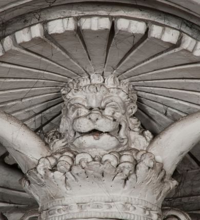 Zdjęcie nr 110: Kaplica zbudowana została na planie kwadratu i nakryta wzniesioną na pendentywach kopułą z latarnią. Przylega do kościoła od północy, do pierwszego przęsła nawy, z którą komunikuje się zamkniętym półkoliście przejściem. Wnętrze artykułowane jest w oparciu o schemat starożytnego łuku triumfalnego za pomocą osadzonych na wysokim cokole pilastrów z kompozytowymi głowicami. Pilastry podtrzymują wydatne belkowanie, ozodbione dekoracją stiukową w postaci puttów, festonów owocowych, rozet oraz kartuszy. Równocześnie pilastry ujmują półkoliste arkady, dwie niższe i większą, środkową. Niższe arkady wypełniają obrazy ze scenami z życia św. Karola Boromeusza. Ponad nimi w prostokątnych, stiukowych, obramieniach znajdują się malowane przedstawienia różnych świętych. W środkowej arkadzie ściany północnej umieszczono okazały późnobarokowy ołtarz z cudownym wizerunkiem św. Karola Boromeusza. Z kolei w arkadach wschodniej i zachodniej rozmieszczono prostokątne okna. Poniżej okna w arkadzie zachodniej znajduje się wyjście na zewnątrz kaplicy zaopatrzone w metalowe, prostokątne drzwi. Natomiast pod oknem w ścianie wschodniej zawieszono tablicę pamiątkową ku czci papieża Jana Pawła II. Arkadę wejściową do kaplicy zamyka prostokątna, brązowa krata. W jej podłuczu od wnętrza na wzór tympanonu umieszczono stiukowy kartusz z herbem Szreniawa, podtrzymywany przez dwa anioły. Ściany tarczowe podniebia przepruto czworobocznymi oknami ujętymi w stiukowe obramienia wolutowe. Na pendentywach przedstawiono w czterech stiukowych kartuszach herby: Szreniawa, Gryf i Kotwicz. Czwarty kartusz jest pusty. Czaszę kopuły wypełnia iluzjonistycznie malowana architektura podzielona na dwie strefy. Dolną artykułują pary pilastrów ujmujące okulusy oraz tralkowa balustrada, a górną gurty wyznaczające pola dla dekoracji ornamentalnej. Ściany zewnętrzne kaplicy zostały podzielone za pomocą kamiennych gzymsów i lizen na dwie trójosiowe kondygnacje, z których górna odpowiada wysokością smukłemu cokołowi mieszczącemu wejście. Zewnętrzne pola każdej elewacji dekorowane są płaskimi pasami tynku w układzie wzoru geometrycznego, zbliżonego do okuciowego. Okna i portal zostały ujęte w profilowane kamienne obramienia. Na ścianie północnej w środkowej kondygnacji pod kartuszem z herbem Szreniawa umieszczono tablicę fundacyjną z napisem: STANISLAUS COMES IN WIŚNICZ LUBOMIRSKI / PALATINUS ET GENERALIS CRACOVIEN[SIS] / SCEPUSIEN[SIS], BIALLOCERKIEVIEN[SIS] / ZATHORIEN[SIS], NIEPOLOMICIEN[SIS] E[T]C[ETER]A, E[T]C[ETER]A, CAPITANEUS / CAPELLAM HANC, / S[ANCTO] CAROLO BARRHOMAEO SUO TUTELARI PATRONO / POST RECEPTA SA[N]CTI HUIUS MERITIS TOT BENEFICIA / DICATAM / EX FUNDAMENTIS EREXIT, DONAVIT / EXORNAVIT, / ANNO D[O]MI[NI], 1640 (Stanisław hrabia na Wiśniczu Lubomirski wojewoda i starosta generalny krakowski, starosta spiski, białocerkiewski, zatorski, niepołomicki, i tak dalej, i tak dalej, tę kaplicę, poświęconą św. Karolowi Boromeuszowi, swojemu patronowi opiekuńczemu, po otrzymaniu tak wielkich łask za wstawiennictwem tego świetego, od fundamentów wzniósł, uposażył i ozdobił, roku Pańskiego 1640). Dach kaplicy oraz latarnia pokryte są blachą miedzianą.
