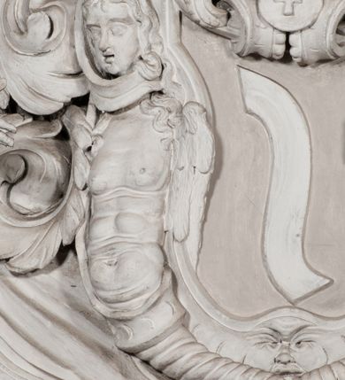 Zdjęcie nr 111: Kaplica zbudowana została na planie kwadratu i nakryta wzniesioną na pendentywach kopułą z latarnią. Przylega do kościoła od północy, do pierwszego przęsła nawy, z którą komunikuje się zamkniętym półkoliście przejściem. Wnętrze artykułowane jest w oparciu o schemat starożytnego łuku triumfalnego za pomocą osadzonych na wysokim cokole pilastrów z kompozytowymi głowicami. Pilastry podtrzymują wydatne belkowanie, ozodbione dekoracją stiukową w postaci puttów, festonów owocowych, rozet oraz kartuszy. Równocześnie pilastry ujmują półkoliste arkady, dwie niższe i większą, środkową. Niższe arkady wypełniają obrazy ze scenami z życia św. Karola Boromeusza. Ponad nimi w prostokątnych, stiukowych, obramieniach znajdują się malowane przedstawienia różnych świętych. W środkowej arkadzie ściany północnej umieszczono okazały późnobarokowy ołtarz z cudownym wizerunkiem św. Karola Boromeusza. Z kolei w arkadach wschodniej i zachodniej rozmieszczono prostokątne okna. Poniżej okna w arkadzie zachodniej znajduje się wyjście na zewnątrz kaplicy zaopatrzone w metalowe, prostokątne drzwi. Natomiast pod oknem w ścianie wschodniej zawieszono tablicę pamiątkową ku czci papieża Jana Pawła II. Arkadę wejściową do kaplicy zamyka prostokątna, brązowa krata. W jej podłuczu od wnętrza na wzór tympanonu umieszczono stiukowy kartusz z herbem Szreniawa, podtrzymywany przez dwa anioły. Ściany tarczowe podniebia przepruto czworobocznymi oknami ujętymi w stiukowe obramienia wolutowe. Na pendentywach przedstawiono w czterech stiukowych kartuszach herby: Szreniawa, Gryf i Kotwicz. Czwarty kartusz jest pusty. Czaszę kopuły wypełnia iluzjonistycznie malowana architektura podzielona na dwie strefy. Dolną artykułują pary pilastrów ujmujące okulusy oraz tralkowa balustrada, a górną gurty wyznaczające pola dla dekoracji ornamentalnej. Ściany zewnętrzne kaplicy zostały podzielone za pomocą kamiennych gzymsów i lizen na dwie trójosiowe kondygnacje, z których górna odpowiada wysokością smukłemu cokołowi mieszczącemu wejście. Zewnętrzne pola każdej elewacji dekorowane są płaskimi pasami tynku w układzie wzoru geometrycznego, zbliżonego do okuciowego. Okna i portal zostały ujęte w profilowane kamienne obramienia. Na ścianie północnej w środkowej kondygnacji pod kartuszem z herbem Szreniawa umieszczono tablicę fundacyjną z napisem: STANISLAUS COMES IN WIŚNICZ LUBOMIRSKI / PALATINUS ET GENERALIS CRACOVIEN[SIS] / SCEPUSIEN[SIS], BIALLOCERKIEVIEN[SIS] / ZATHORIEN[SIS], NIEPOLOMICIEN[SIS] E[T]C[ETER]A, E[T]C[ETER]A, CAPITANEUS / CAPELLAM HANC, / S[ANCTO] CAROLO BARRHOMAEO SUO TUTELARI PATRONO / POST RECEPTA SA[N]CTI HUIUS MERITIS TOT BENEFICIA / DICATAM / EX FUNDAMENTIS EREXIT, DONAVIT / EXORNAVIT, / ANNO D[O]MI[NI], 1640 (Stanisław hrabia na Wiśniczu Lubomirski wojewoda i starosta generalny krakowski, starosta spiski, białocerkiewski, zatorski, niepołomicki, i tak dalej, i tak dalej, tę kaplicę, poświęconą św. Karolowi Boromeuszowi, swojemu patronowi opiekuńczemu, po otrzymaniu tak wielkich łask za wstawiennictwem tego świetego, od fundamentów wzniósł, uposażył i ozdobił, roku Pańskiego 1640). Dach kaplicy oraz latarnia pokryte są blachą miedzianą.
