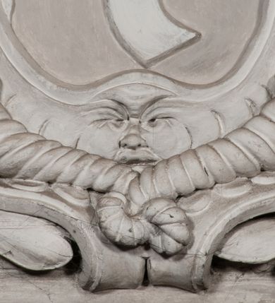 Zdjęcie nr 109: Kaplica zbudowana została na planie kwadratu i nakryta wzniesioną na pendentywach kopułą z latarnią. Przylega do kościoła od północy, do pierwszego przęsła nawy, z którą komunikuje się zamkniętym półkoliście przejściem. Wnętrze artykułowane jest w oparciu o schemat starożytnego łuku triumfalnego za pomocą osadzonych na wysokim cokole pilastrów z kompozytowymi głowicami. Pilastry podtrzymują wydatne belkowanie, ozodbione dekoracją stiukową w postaci puttów, festonów owocowych, rozet oraz kartuszy. Równocześnie pilastry ujmują półkoliste arkady, dwie niższe i większą, środkową. Niższe arkady wypełniają obrazy ze scenami z życia św. Karola Boromeusza. Ponad nimi w prostokątnych, stiukowych, obramieniach znajdują się malowane przedstawienia różnych świętych. W środkowej arkadzie ściany północnej umieszczono okazały późnobarokowy ołtarz z cudownym wizerunkiem św. Karola Boromeusza. Z kolei w arkadach wschodniej i zachodniej rozmieszczono prostokątne okna. Poniżej okna w arkadzie zachodniej znajduje się wyjście na zewnątrz kaplicy zaopatrzone w metalowe, prostokątne drzwi. Natomiast pod oknem w ścianie wschodniej zawieszono tablicę pamiątkową ku czci papieża Jana Pawła II. Arkadę wejściową do kaplicy zamyka prostokątna, brązowa krata. W jej podłuczu od wnętrza na wzór tympanonu umieszczono stiukowy kartusz z herbem Szreniawa, podtrzymywany przez dwa anioły. Ściany tarczowe podniebia przepruto czworobocznymi oknami ujętymi w stiukowe obramienia wolutowe. Na pendentywach przedstawiono w czterech stiukowych kartuszach herby: Szreniawa, Gryf i Kotwicz. Czwarty kartusz jest pusty. Czaszę kopuły wypełnia iluzjonistycznie malowana architektura podzielona na dwie strefy. Dolną artykułują pary pilastrów ujmujące okulusy oraz tralkowa balustrada, a górną gurty wyznaczające pola dla dekoracji ornamentalnej. Ściany zewnętrzne kaplicy zostały podzielone za pomocą kamiennych gzymsów i lizen na dwie trójosiowe kondygnacje, z których górna odpowiada wysokością smukłemu cokołowi mieszczącemu wejście. Zewnętrzne pola każdej elewacji dekorowane są płaskimi pasami tynku w układzie wzoru geometrycznego, zbliżonego do okuciowego. Okna i portal zostały ujęte w profilowane kamienne obramienia. Na ścianie północnej w środkowej kondygnacji pod kartuszem z herbem Szreniawa umieszczono tablicę fundacyjną z napisem: STANISLAUS COMES IN WIŚNICZ LUBOMIRSKI / PALATINUS ET GENERALIS CRACOVIEN[SIS] / SCEPUSIEN[SIS], BIALLOCERKIEVIEN[SIS] / ZATHORIEN[SIS], NIEPOLOMICIEN[SIS] E[T]C[ETER]A, E[T]C[ETER]A, CAPITANEUS / CAPELLAM HANC, / S[ANCTO] CAROLO BARRHOMAEO SUO TUTELARI PATRONO / POST RECEPTA SA[N]CTI HUIUS MERITIS TOT BENEFICIA / DICATAM / EX FUNDAMENTIS EREXIT, DONAVIT / EXORNAVIT, / ANNO D[O]MI[NI], 1640 (Stanisław hrabia na Wiśniczu Lubomirski wojewoda i starosta generalny krakowski, starosta spiski, białocerkiewski, zatorski, niepołomicki, i tak dalej, i tak dalej, tę kaplicę, poświęconą św. Karolowi Boromeuszowi, swojemu patronowi opiekuńczemu, po otrzymaniu tak wielkich łask za wstawiennictwem tego świetego, od fundamentów wzniósł, uposażył i ozdobił, roku Pańskiego 1640). Dach kaplicy oraz latarnia pokryte są blachą miedzianą.
