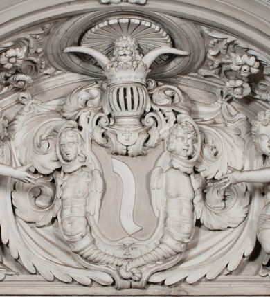 Zdjęcie nr 114: Kaplica zbudowana została na planie kwadratu i nakryta wzniesioną na pendentywach kopułą z latarnią. Przylega do kościoła od północy, do pierwszego przęsła nawy, z którą komunikuje się zamkniętym półkoliście przejściem. Wnętrze artykułowane jest w oparciu o schemat starożytnego łuku triumfalnego za pomocą osadzonych na wysokim cokole pilastrów z kompozytowymi głowicami. Pilastry podtrzymują wydatne belkowanie, ozodbione dekoracją stiukową w postaci puttów, festonów owocowych, rozet oraz kartuszy. Równocześnie pilastry ujmują półkoliste arkady, dwie niższe i większą, środkową. Niższe arkady wypełniają obrazy ze scenami z życia św. Karola Boromeusza. Ponad nimi w prostokątnych, stiukowych, obramieniach znajdują się malowane przedstawienia różnych świętych. W środkowej arkadzie ściany północnej umieszczono okazały późnobarokowy ołtarz z cudownym wizerunkiem św. Karola Boromeusza. Z kolei w arkadach wschodniej i zachodniej rozmieszczono prostokątne okna. Poniżej okna w arkadzie zachodniej znajduje się wyjście na zewnątrz kaplicy zaopatrzone w metalowe, prostokątne drzwi. Natomiast pod oknem w ścianie wschodniej zawieszono tablicę pamiątkową ku czci papieża Jana Pawła II. Arkadę wejściową do kaplicy zamyka prostokątna, brązowa krata. W jej podłuczu od wnętrza na wzór tympanonu umieszczono stiukowy kartusz z herbem Szreniawa, podtrzymywany przez dwa anioły. Ściany tarczowe podniebia przepruto czworobocznymi oknami ujętymi w stiukowe obramienia wolutowe. Na pendentywach przedstawiono w czterech stiukowych kartuszach herby: Szreniawa, Gryf i Kotwicz. Czwarty kartusz jest pusty. Czaszę kopuły wypełnia iluzjonistycznie malowana architektura podzielona na dwie strefy. Dolną artykułują pary pilastrów ujmujące okulusy oraz tralkowa balustrada, a górną gurty wyznaczające pola dla dekoracji ornamentalnej. Ściany zewnętrzne kaplicy zostały podzielone za pomocą kamiennych gzymsów i lizen na dwie trójosiowe kondygnacje, z których górna odpowiada wysokością smukłemu cokołowi mieszczącemu wejście. Zewnętrzne pola każdej elewacji dekorowane są płaskimi pasami tynku w układzie wzoru geometrycznego, zbliżonego do okuciowego. Okna i portal zostały ujęte w profilowane kamienne obramienia. Na ścianie północnej w środkowej kondygnacji pod kartuszem z herbem Szreniawa umieszczono tablicę fundacyjną z napisem: STANISLAUS COMES IN WIŚNICZ LUBOMIRSKI / PALATINUS ET GENERALIS CRACOVIEN[SIS] / SCEPUSIEN[SIS], BIALLOCERKIEVIEN[SIS] / ZATHORIEN[SIS], NIEPOLOMICIEN[SIS] E[T]C[ETER]A, E[T]C[ETER]A, CAPITANEUS / CAPELLAM HANC, / S[ANCTO] CAROLO BARRHOMAEO SUO TUTELARI PATRONO / POST RECEPTA SA[N]CTI HUIUS MERITIS TOT BENEFICIA / DICATAM / EX FUNDAMENTIS EREXIT, DONAVIT / EXORNAVIT, / ANNO D[O]MI[NI], 1640 (Stanisław hrabia na Wiśniczu Lubomirski wojewoda i starosta generalny krakowski, starosta spiski, białocerkiewski, zatorski, niepołomicki, i tak dalej, i tak dalej, tę kaplicę, poświęconą św. Karolowi Boromeuszowi, swojemu patronowi opiekuńczemu, po otrzymaniu tak wielkich łask za wstawiennictwem tego świetego, od fundamentów wzniósł, uposażył i ozdobił, roku Pańskiego 1640). Dach kaplicy oraz latarnia pokryte są blachą miedzianą.
