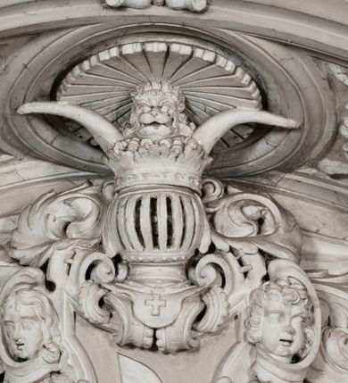 Zdjęcie nr 113: Kaplica zbudowana została na planie kwadratu i nakryta wzniesioną na pendentywach kopułą z latarnią. Przylega do kościoła od północy, do pierwszego przęsła nawy, z którą komunikuje się zamkniętym półkoliście przejściem. Wnętrze artykułowane jest w oparciu o schemat starożytnego łuku triumfalnego za pomocą osadzonych na wysokim cokole pilastrów z kompozytowymi głowicami. Pilastry podtrzymują wydatne belkowanie, ozodbione dekoracją stiukową w postaci puttów, festonów owocowych, rozet oraz kartuszy. Równocześnie pilastry ujmują półkoliste arkady, dwie niższe i większą, środkową. Niższe arkady wypełniają obrazy ze scenami z życia św. Karola Boromeusza. Ponad nimi w prostokątnych, stiukowych, obramieniach znajdują się malowane przedstawienia różnych świętych. W środkowej arkadzie ściany północnej umieszczono okazały późnobarokowy ołtarz z cudownym wizerunkiem św. Karola Boromeusza. Z kolei w arkadach wschodniej i zachodniej rozmieszczono prostokątne okna. Poniżej okna w arkadzie zachodniej znajduje się wyjście na zewnątrz kaplicy zaopatrzone w metalowe, prostokątne drzwi. Natomiast pod oknem w ścianie wschodniej zawieszono tablicę pamiątkową ku czci papieża Jana Pawła II. Arkadę wejściową do kaplicy zamyka prostokątna, brązowa krata. W jej podłuczu od wnętrza na wzór tympanonu umieszczono stiukowy kartusz z herbem Szreniawa, podtrzymywany przez dwa anioły. Ściany tarczowe podniebia przepruto czworobocznymi oknami ujętymi w stiukowe obramienia wolutowe. Na pendentywach przedstawiono w czterech stiukowych kartuszach herby: Szreniawa, Gryf i Kotwicz. Czwarty kartusz jest pusty. Czaszę kopuły wypełnia iluzjonistycznie malowana architektura podzielona na dwie strefy. Dolną artykułują pary pilastrów ujmujące okulusy oraz tralkowa balustrada, a górną gurty wyznaczające pola dla dekoracji ornamentalnej. Ściany zewnętrzne kaplicy zostały podzielone za pomocą kamiennych gzymsów i lizen na dwie trójosiowe kondygnacje, z których górna odpowiada wysokością smukłemu cokołowi mieszczącemu wejście. Zewnętrzne pola każdej elewacji dekorowane są płaskimi pasami tynku w układzie wzoru geometrycznego, zbliżonego do okuciowego. Okna i portal zostały ujęte w profilowane kamienne obramienia. Na ścianie północnej w środkowej kondygnacji pod kartuszem z herbem Szreniawa umieszczono tablicę fundacyjną z napisem: STANISLAUS COMES IN WIŚNICZ LUBOMIRSKI / PALATINUS ET GENERALIS CRACOVIEN[SIS] / SCEPUSIEN[SIS], BIALLOCERKIEVIEN[SIS] / ZATHORIEN[SIS], NIEPOLOMICIEN[SIS] E[T]C[ETER]A, E[T]C[ETER]A, CAPITANEUS / CAPELLAM HANC, / S[ANCTO] CAROLO BARRHOMAEO SUO TUTELARI PATRONO / POST RECEPTA SA[N]CTI HUIUS MERITIS TOT BENEFICIA / DICATAM / EX FUNDAMENTIS EREXIT, DONAVIT / EXORNAVIT, / ANNO D[O]MI[NI], 1640 (Stanisław hrabia na Wiśniczu Lubomirski wojewoda i starosta generalny krakowski, starosta spiski, białocerkiewski, zatorski, niepołomicki, i tak dalej, i tak dalej, tę kaplicę, poświęconą św. Karolowi Boromeuszowi, swojemu patronowi opiekuńczemu, po otrzymaniu tak wielkich łask za wstawiennictwem tego świetego, od fundamentów wzniósł, uposażył i ozdobił, roku Pańskiego 1640). Dach kaplicy oraz latarnia pokryte są blachą miedzianą.
