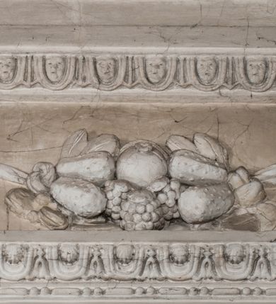 Zdjęcie nr 118: Kaplica zbudowana została na planie kwadratu i nakryta wzniesioną na pendentywach kopułą z latarnią. Przylega do kościoła od północy, do pierwszego przęsła nawy, z którą komunikuje się zamkniętym półkoliście przejściem. Wnętrze artykułowane jest w oparciu o schemat starożytnego łuku triumfalnego za pomocą osadzonych na wysokim cokole pilastrów z kompozytowymi głowicami. Pilastry podtrzymują wydatne belkowanie, ozodbione dekoracją stiukową w postaci puttów, festonów owocowych, rozet oraz kartuszy. Równocześnie pilastry ujmują półkoliste arkady, dwie niższe i większą, środkową. Niższe arkady wypełniają obrazy ze scenami z życia św. Karola Boromeusza. Ponad nimi w prostokątnych, stiukowych, obramieniach znajdują się malowane przedstawienia różnych świętych. W środkowej arkadzie ściany północnej umieszczono okazały późnobarokowy ołtarz z cudownym wizerunkiem św. Karola Boromeusza. Z kolei w arkadach wschodniej i zachodniej rozmieszczono prostokątne okna. Poniżej okna w arkadzie zachodniej znajduje się wyjście na zewnątrz kaplicy zaopatrzone w metalowe, prostokątne drzwi. Natomiast pod oknem w ścianie wschodniej zawieszono tablicę pamiątkową ku czci papieża Jana Pawła II. Arkadę wejściową do kaplicy zamyka prostokątna, brązowa krata. W jej podłuczu od wnętrza na wzór tympanonu umieszczono stiukowy kartusz z herbem Szreniawa, podtrzymywany przez dwa anioły. Ściany tarczowe podniebia przepruto czworobocznymi oknami ujętymi w stiukowe obramienia wolutowe. Na pendentywach przedstawiono w czterech stiukowych kartuszach herby: Szreniawa, Gryf i Kotwicz. Czwarty kartusz jest pusty. Czaszę kopuły wypełnia iluzjonistycznie malowana architektura podzielona na dwie strefy. Dolną artykułują pary pilastrów ujmujące okulusy oraz tralkowa balustrada, a górną gurty wyznaczające pola dla dekoracji ornamentalnej. Ściany zewnętrzne kaplicy zostały podzielone za pomocą kamiennych gzymsów i lizen na dwie trójosiowe kondygnacje, z których górna odpowiada wysokością smukłemu cokołowi mieszczącemu wejście. Zewnętrzne pola każdej elewacji dekorowane są płaskimi pasami tynku w układzie wzoru geometrycznego, zbliżonego do okuciowego. Okna i portal zostały ujęte w profilowane kamienne obramienia. Na ścianie północnej w środkowej kondygnacji pod kartuszem z herbem Szreniawa umieszczono tablicę fundacyjną z napisem: STANISLAUS COMES IN WIŚNICZ LUBOMIRSKI / PALATINUS ET GENERALIS CRACOVIEN[SIS] / SCEPUSIEN[SIS], BIALLOCERKIEVIEN[SIS] / ZATHORIEN[SIS], NIEPOLOMICIEN[SIS] E[T]C[ETER]A, E[T]C[ETER]A, CAPITANEUS / CAPELLAM HANC, / S[ANCTO] CAROLO BARRHOMAEO SUO TUTELARI PATRONO / POST RECEPTA SA[N]CTI HUIUS MERITIS TOT BENEFICIA / DICATAM / EX FUNDAMENTIS EREXIT, DONAVIT / EXORNAVIT, / ANNO D[O]MI[NI], 1640 (Stanisław hrabia na Wiśniczu Lubomirski wojewoda i starosta generalny krakowski, starosta spiski, białocerkiewski, zatorski, niepołomicki, i tak dalej, i tak dalej, tę kaplicę, poświęconą św. Karolowi Boromeuszowi, swojemu patronowi opiekuńczemu, po otrzymaniu tak wielkich łask za wstawiennictwem tego świetego, od fundamentów wzniósł, uposażył i ozdobił, roku Pańskiego 1640). Dach kaplicy oraz latarnia pokryte są blachą miedzianą.
