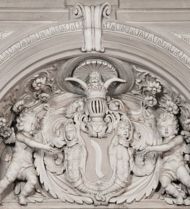 Zdjęcie nr 115: Kaplica zbudowana została na planie kwadratu i nakryta wzniesioną na pendentywach kopułą z latarnią. Przylega do kościoła od północy, do pierwszego przęsła nawy, z którą komunikuje się zamkniętym półkoliście przejściem. Wnętrze artykułowane jest w oparciu o schemat starożytnego łuku triumfalnego za pomocą osadzonych na wysokim cokole pilastrów z kompozytowymi głowicami. Pilastry podtrzymują wydatne belkowanie, ozodbione dekoracją stiukową w postaci puttów, festonów owocowych, rozet oraz kartuszy. Równocześnie pilastry ujmują półkoliste arkady, dwie niższe i większą, środkową. Niższe arkady wypełniają obrazy ze scenami z życia św. Karola Boromeusza. Ponad nimi w prostokątnych, stiukowych, obramieniach znajdują się malowane przedstawienia różnych świętych. W środkowej arkadzie ściany północnej umieszczono okazały późnobarokowy ołtarz z cudownym wizerunkiem św. Karola Boromeusza. Z kolei w arkadach wschodniej i zachodniej rozmieszczono prostokątne okna. Poniżej okna w arkadzie zachodniej znajduje się wyjście na zewnątrz kaplicy zaopatrzone w metalowe, prostokątne drzwi. Natomiast pod oknem w ścianie wschodniej zawieszono tablicę pamiątkową ku czci papieża Jana Pawła II. Arkadę wejściową do kaplicy zamyka prostokątna, brązowa krata. W jej podłuczu od wnętrza na wzór tympanonu umieszczono stiukowy kartusz z herbem Szreniawa, podtrzymywany przez dwa anioły. Ściany tarczowe podniebia przepruto czworobocznymi oknami ujętymi w stiukowe obramienia wolutowe. Na pendentywach przedstawiono w czterech stiukowych kartuszach herby: Szreniawa, Gryf i Kotwicz. Czwarty kartusz jest pusty. Czaszę kopuły wypełnia iluzjonistycznie malowana architektura podzielona na dwie strefy. Dolną artykułują pary pilastrów ujmujące okulusy oraz tralkowa balustrada, a górną gurty wyznaczające pola dla dekoracji ornamentalnej. Ściany zewnętrzne kaplicy zostały podzielone za pomocą kamiennych gzymsów i lizen na dwie trójosiowe kondygnacje, z których górna odpowiada wysokością smukłemu cokołowi mieszczącemu wejście. Zewnętrzne pola każdej elewacji dekorowane są płaskimi pasami tynku w układzie wzoru geometrycznego, zbliżonego do okuciowego. Okna i portal zostały ujęte w profilowane kamienne obramienia. Na ścianie północnej w środkowej kondygnacji pod kartuszem z herbem Szreniawa umieszczono tablicę fundacyjną z napisem: STANISLAUS COMES IN WIŚNICZ LUBOMIRSKI / PALATINUS ET GENERALIS CRACOVIEN[SIS] / SCEPUSIEN[SIS], BIALLOCERKIEVIEN[SIS] / ZATHORIEN[SIS], NIEPOLOMICIEN[SIS] E[T]C[ETER]A, E[T]C[ETER]A, CAPITANEUS / CAPELLAM HANC, / S[ANCTO] CAROLO BARRHOMAEO SUO TUTELARI PATRONO / POST RECEPTA SA[N]CTI HUIUS MERITIS TOT BENEFICIA / DICATAM / EX FUNDAMENTIS EREXIT, DONAVIT / EXORNAVIT, / ANNO D[O]MI[NI], 1640 (Stanisław hrabia na Wiśniczu Lubomirski wojewoda i starosta generalny krakowski, starosta spiski, białocerkiewski, zatorski, niepołomicki, i tak dalej, i tak dalej, tę kaplicę, poświęconą św. Karolowi Boromeuszowi, swojemu patronowi opiekuńczemu, po otrzymaniu tak wielkich łask za wstawiennictwem tego świetego, od fundamentów wzniósł, uposażył i ozdobił, roku Pańskiego 1640). Dach kaplicy oraz latarnia pokryte są blachą miedzianą.
