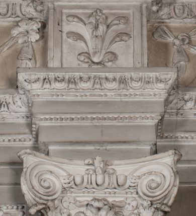 Zdjęcie nr 119: Kaplica zbudowana została na planie kwadratu i nakryta wzniesioną na pendentywach kopułą z latarnią. Przylega do kościoła od północy, do pierwszego przęsła nawy, z którą komunikuje się zamkniętym półkoliście przejściem. Wnętrze artykułowane jest w oparciu o schemat starożytnego łuku triumfalnego za pomocą osadzonych na wysokim cokole pilastrów z kompozytowymi głowicami. Pilastry podtrzymują wydatne belkowanie, ozodbione dekoracją stiukową w postaci puttów, festonów owocowych, rozet oraz kartuszy. Równocześnie pilastry ujmują półkoliste arkady, dwie niższe i większą, środkową. Niższe arkady wypełniają obrazy ze scenami z życia św. Karola Boromeusza. Ponad nimi w prostokątnych, stiukowych, obramieniach znajdują się malowane przedstawienia różnych świętych. W środkowej arkadzie ściany północnej umieszczono okazały późnobarokowy ołtarz z cudownym wizerunkiem św. Karola Boromeusza. Z kolei w arkadach wschodniej i zachodniej rozmieszczono prostokątne okna. Poniżej okna w arkadzie zachodniej znajduje się wyjście na zewnątrz kaplicy zaopatrzone w metalowe, prostokątne drzwi. Natomiast pod oknem w ścianie wschodniej zawieszono tablicę pamiątkową ku czci papieża Jana Pawła II. Arkadę wejściową do kaplicy zamyka prostokątna, brązowa krata. W jej podłuczu od wnętrza na wzór tympanonu umieszczono stiukowy kartusz z herbem Szreniawa, podtrzymywany przez dwa anioły. Ściany tarczowe podniebia przepruto czworobocznymi oknami ujętymi w stiukowe obramienia wolutowe. Na pendentywach przedstawiono w czterech stiukowych kartuszach herby: Szreniawa, Gryf i Kotwicz. Czwarty kartusz jest pusty. Czaszę kopuły wypełnia iluzjonistycznie malowana architektura podzielona na dwie strefy. Dolną artykułują pary pilastrów ujmujące okulusy oraz tralkowa balustrada, a górną gurty wyznaczające pola dla dekoracji ornamentalnej. Ściany zewnętrzne kaplicy zostały podzielone za pomocą kamiennych gzymsów i lizen na dwie trójosiowe kondygnacje, z których górna odpowiada wysokością smukłemu cokołowi mieszczącemu wejście. Zewnętrzne pola każdej elewacji dekorowane są płaskimi pasami tynku w układzie wzoru geometrycznego, zbliżonego do okuciowego. Okna i portal zostały ujęte w profilowane kamienne obramienia. Na ścianie północnej w środkowej kondygnacji pod kartuszem z herbem Szreniawa umieszczono tablicę fundacyjną z napisem: STANISLAUS COMES IN WIŚNICZ LUBOMIRSKI / PALATINUS ET GENERALIS CRACOVIEN[SIS] / SCEPUSIEN[SIS], BIALLOCERKIEVIEN[SIS] / ZATHORIEN[SIS], NIEPOLOMICIEN[SIS] E[T]C[ETER]A, E[T]C[ETER]A, CAPITANEUS / CAPELLAM HANC, / S[ANCTO] CAROLO BARRHOMAEO SUO TUTELARI PATRONO / POST RECEPTA SA[N]CTI HUIUS MERITIS TOT BENEFICIA / DICATAM / EX FUNDAMENTIS EREXIT, DONAVIT / EXORNAVIT, / ANNO D[O]MI[NI], 1640 (Stanisław hrabia na Wiśniczu Lubomirski wojewoda i starosta generalny krakowski, starosta spiski, białocerkiewski, zatorski, niepołomicki, i tak dalej, i tak dalej, tę kaplicę, poświęconą św. Karolowi Boromeuszowi, swojemu patronowi opiekuńczemu, po otrzymaniu tak wielkich łask za wstawiennictwem tego świetego, od fundamentów wzniósł, uposażył i ozdobił, roku Pańskiego 1640). Dach kaplicy oraz latarnia pokryte są blachą miedzianą.
