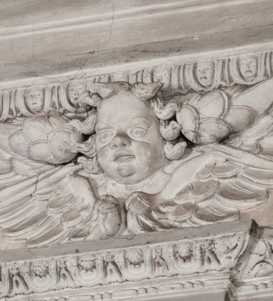 Zdjęcie nr 120: Kaplica zbudowana została na planie kwadratu i nakryta wzniesioną na pendentywach kopułą z latarnią. Przylega do kościoła od północy, do pierwszego przęsła nawy, z którą komunikuje się zamkniętym półkoliście przejściem. Wnętrze artykułowane jest w oparciu o schemat starożytnego łuku triumfalnego za pomocą osadzonych na wysokim cokole pilastrów z kompozytowymi głowicami. Pilastry podtrzymują wydatne belkowanie, ozodbione dekoracją stiukową w postaci puttów, festonów owocowych, rozet oraz kartuszy. Równocześnie pilastry ujmują półkoliste arkady, dwie niższe i większą, środkową. Niższe arkady wypełniają obrazy ze scenami z życia św. Karola Boromeusza. Ponad nimi w prostokątnych, stiukowych, obramieniach znajdują się malowane przedstawienia różnych świętych. W środkowej arkadzie ściany północnej umieszczono okazały późnobarokowy ołtarz z cudownym wizerunkiem św. Karola Boromeusza. Z kolei w arkadach wschodniej i zachodniej rozmieszczono prostokątne okna. Poniżej okna w arkadzie zachodniej znajduje się wyjście na zewnątrz kaplicy zaopatrzone w metalowe, prostokątne drzwi. Natomiast pod oknem w ścianie wschodniej zawieszono tablicę pamiątkową ku czci papieża Jana Pawła II. Arkadę wejściową do kaplicy zamyka prostokątna, brązowa krata. W jej podłuczu od wnętrza na wzór tympanonu umieszczono stiukowy kartusz z herbem Szreniawa, podtrzymywany przez dwa anioły. Ściany tarczowe podniebia przepruto czworobocznymi oknami ujętymi w stiukowe obramienia wolutowe. Na pendentywach przedstawiono w czterech stiukowych kartuszach herby: Szreniawa, Gryf i Kotwicz. Czwarty kartusz jest pusty. Czaszę kopuły wypełnia iluzjonistycznie malowana architektura podzielona na dwie strefy. Dolną artykułują pary pilastrów ujmujące okulusy oraz tralkowa balustrada, a górną gurty wyznaczające pola dla dekoracji ornamentalnej. Ściany zewnętrzne kaplicy zostały podzielone za pomocą kamiennych gzymsów i lizen na dwie trójosiowe kondygnacje, z których górna odpowiada wysokością smukłemu cokołowi mieszczącemu wejście. Zewnętrzne pola każdej elewacji dekorowane są płaskimi pasami tynku w układzie wzoru geometrycznego, zbliżonego do okuciowego. Okna i portal zostały ujęte w profilowane kamienne obramienia. Na ścianie północnej w środkowej kondygnacji pod kartuszem z herbem Szreniawa umieszczono tablicę fundacyjną z napisem: STANISLAUS COMES IN WIŚNICZ LUBOMIRSKI / PALATINUS ET GENERALIS CRACOVIEN[SIS] / SCEPUSIEN[SIS], BIALLOCERKIEVIEN[SIS] / ZATHORIEN[SIS], NIEPOLOMICIEN[SIS] E[T]C[ETER]A, E[T]C[ETER]A, CAPITANEUS / CAPELLAM HANC, / S[ANCTO] CAROLO BARRHOMAEO SUO TUTELARI PATRONO / POST RECEPTA SA[N]CTI HUIUS MERITIS TOT BENEFICIA / DICATAM / EX FUNDAMENTIS EREXIT, DONAVIT / EXORNAVIT, / ANNO D[O]MI[NI], 1640 (Stanisław hrabia na Wiśniczu Lubomirski wojewoda i starosta generalny krakowski, starosta spiski, białocerkiewski, zatorski, niepołomicki, i tak dalej, i tak dalej, tę kaplicę, poświęconą św. Karolowi Boromeuszowi, swojemu patronowi opiekuńczemu, po otrzymaniu tak wielkich łask za wstawiennictwem tego świetego, od fundamentów wzniósł, uposażył i ozdobił, roku Pańskiego 1640). Dach kaplicy oraz latarnia pokryte są blachą miedzianą.
