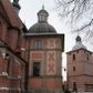 Zdjęcie nr 1: Kaplica zbudowana została na planie kwadratu i nakryta wzniesioną na pendentywach kopułą z latarnią. Przylega do kościoła od północy, do pierwszego przęsła nawy, z którą komunikuje się zamkniętym półkoliście przejściem. Wnętrze artykułowane jest w oparciu o schemat starożytnego łuku triumfalnego za pomocą osadzonych na wysokim cokole pilastrów z kompozytowymi głowicami. Pilastry podtrzymują wydatne belkowanie, ozodbione dekoracją stiukową w postaci puttów, festonów owocowych, rozet oraz kartuszy. Równocześnie pilastry ujmują półkoliste arkady, dwie niższe i większą, środkową. Niższe arkady wypełniają obrazy ze scenami z życia św. Karola Boromeusza. Ponad nimi w prostokątnych, stiukowych, obramieniach znajdują się malowane przedstawienia różnych świętych. W środkowej arkadzie ściany północnej umieszczono okazały późnobarokowy ołtarz z cudownym wizerunkiem św. Karola Boromeusza. Z kolei w arkadach wschodniej i zachodniej rozmieszczono prostokątne okna. Poniżej okna w arkadzie zachodniej znajduje się wyjście na zewnątrz kaplicy zaopatrzone w metalowe, prostokątne drzwi. Natomiast pod oknem w ścianie wschodniej zawieszono tablicę pamiątkową ku czci papieża Jana Pawła II. Arkadę wejściową do kaplicy zamyka prostokątna, brązowa krata. W jej podłuczu od wnętrza na wzór tympanonu umieszczono stiukowy kartusz z herbem Szreniawa, podtrzymywany przez dwa anioły. Ściany tarczowe podniebia przepruto czworobocznymi oknami ujętymi w stiukowe obramienia wolutowe. Na pendentywach przedstawiono w czterech stiukowych kartuszach herby: Szreniawa, Gryf i Kotwicz. Czwarty kartusz jest pusty. Czaszę kopuły wypełnia iluzjonistycznie malowana architektura podzielona na dwie strefy. Dolną artykułują pary pilastrów ujmujące okulusy oraz tralkowa balustrada, a górną gurty wyznaczające pola dla dekoracji ornamentalnej. Ściany zewnętrzne kaplicy zostały podzielone za pomocą kamiennych gzymsów i lizen na dwie trójosiowe kondygnacje, z których górna odpowiada wysokością smukłemu cokołowi mieszczącemu wejście. Zewnętrzne pola każdej elewacji dekorowane są płaskimi pasami tynku w układzie wzoru geometrycznego, zbliżonego do okuciowego. Okna i portal zostały ujęte w profilowane kamienne obramienia. Na ścianie północnej w środkowej kondygnacji pod kartuszem z herbem Szreniawa umieszczono tablicę fundacyjną z napisem: STANISLAUS COMES IN WIŚNICZ LUBOMIRSKI / PALATINUS ET GENERALIS CRACOVIEN[SIS] / SCEPUSIEN[SIS], BIALLOCERKIEVIEN[SIS] / ZATHORIEN[SIS], NIEPOLOMICIEN[SIS] E[T]C[ETER]A, E[T]C[ETER]A, CAPITANEUS / CAPELLAM HANC, / S[ANCTO] CAROLO BARRHOMAEO SUO TUTELARI PATRONO / POST RECEPTA SA[N]CTI HUIUS MERITIS TOT BENEFICIA / DICATAM / EX FUNDAMENTIS EREXIT, DONAVIT / EXORNAVIT, / ANNO D[O]MI[NI], 1640 (Stanisław hrabia na Wiśniczu Lubomirski wojewoda i starosta generalny krakowski, starosta spiski, białocerkiewski, zatorski, niepołomicki, i tak dalej, i tak dalej, tę kaplicę, poświęconą św. Karolowi Boromeuszowi, swojemu patronowi opiekuńczemu, po otrzymaniu tak wielkich łask za wstawiennictwem tego świetego, od fundamentów wzniósł, uposażył i ozdobił, roku Pańskiego 1640). Dach kaplicy oraz latarnia pokryte są blachą miedzianą.
