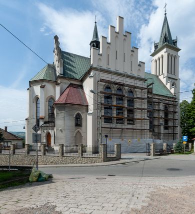 Zdjęcie nr 4: Kościół św. Michała Archanioła jest usytuowany na wysokim wzniesieniu w centrum Mszany Dolnej, na północ od głównej drogi z Raby Niżnej do Kasiny Wielkiej. Teren przykościelny jest otoczony wysokim murem posadowionym na kamiennej podmurówce oraz słupkach z nieregularnych ciosów kamienia i z żeliwnym płotem. W części północnej muru zlokalizowana jest szeroka brama, a od strony południowo-wschodniej na teren przykościelny prowadzą wysokie schody i bramka w murze. 

Kościół jest orientowany, murowany, otynkowany, jednonawowy na rzucie krzyża łacińskiego z czworoboczną wieżą w fasadzie. Wnętrze tworzy wydłużone, zamknięte pięciobocznie, dwuprzęsłowe prezbiterium, które oddziela ściana arkady tęczowej. Nawa jest szersza, czteroprzęsłowa, nakryta sklepieniem krzyżowo-żebrowym. Ramiona transeptu zwyczajowo zwane kaplicami są jednoprzęsłowe, otwarte szerokimi arkadami do nawy. Sklepienie nad skrzyżowaniem nawy z transeptem gwiaździste. Prezbiterium z nawą są połączone szeroką, ostrołukową arkadą w ścianie tęczowej. Od północy i od południa do prezbiterium przylegają dwie zakrystie na planie prostokąta, zamknięte trójbocznie. Wejście do zakrystii zaznaczone wysoką ostrołukową arkadą. Na zachodniej ścianie nawy chór muzyczny, wsparty na dwóch kolumnach, dostępny klatką schodową od nawy. 

Nawę oświetlają umieszczone w południowych i północnych ścianach prostokątne, zamknięte ostrołukowo okna, takie same znajdują się w prezbiterium; w wieży okno koliste w pierwszej kondygnacji, a w wyższych ostrołukowe wąskie okienka zamknięte żaluzjami. Wszystkie okna w nawie i prezbiterium wypełnione są witrażami lub ozdobnymi przeszkleniami. Do kościoła prowadzi główne wejście od strony zachodniej oraz dwa mniejsze w przybudówkach przy zakrystiach.

W zewnętrznej elewacji kościoła widoczny jest niewysoki kamienny cokół, otynkowany. Prezbiterium, niższe od nawy, oszkarpowane. Nawa również oszkarpowana, nakryta dachem dwuspadowym z wieżą na sygnaturkę na skrzyżowaniu nawy z transeptem. Ramiona transeptu od strony północnej i południowej, a także nawa od strony wschodniej zakończone są wysokim szczytami schodkowymi, ze ścianami ozdobionymi ostrołukowymi blendami. Na zachodnim zakończeniu nawy znacznie niższy szczyt schodkowy. Do zachodniej fasady kościoła dostawiona jest wysoka założona na planie kwadratu wieża-dzwonnica w narożach wzmocniona kamiennymi szkarpami. W dolnej kondygnacji, na osi kościoła, prostokątne wejście do kruchty zaakcentowane dwoma stopniami oraz przedsionkiem w kształcie ostrołukowej arkady, zamkniętej dodatkowo trójkątnym szczytem pokrytym blaszanym daszkiem; powyżej rozglifione koliste okno. Po lewej stronie wejścia do kościoła w płytkiej wnęce umieszczone jest popiersie księdza Józefa Stabrawy z tablicą pamiątkową. 

