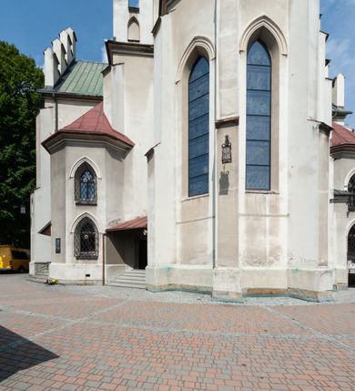 Zdjęcie nr 5: Kościół św. Michała Archanioła jest usytuowany na wysokim wzniesieniu w centrum Mszany Dolnej, na północ od głównej drogi z Raby Niżnej do Kasiny Wielkiej. Teren przykościelny jest otoczony wysokim murem posadowionym na kamiennej podmurówce oraz słupkach z nieregularnych ciosów kamienia i z żeliwnym płotem. W części północnej muru zlokalizowana jest szeroka brama, a od strony południowo-wschodniej na teren przykościelny prowadzą wysokie schody i bramka w murze. 

Kościół jest orientowany, murowany, otynkowany, jednonawowy na rzucie krzyża łacińskiego z czworoboczną wieżą w fasadzie. Wnętrze tworzy wydłużone, zamknięte pięciobocznie, dwuprzęsłowe prezbiterium, które oddziela ściana arkady tęczowej. Nawa jest szersza, czteroprzęsłowa, nakryta sklepieniem krzyżowo-żebrowym. Ramiona transeptu zwyczajowo zwane kaplicami są jednoprzęsłowe, otwarte szerokimi arkadami do nawy. Sklepienie nad skrzyżowaniem nawy z transeptem gwiaździste. Prezbiterium z nawą są połączone szeroką, ostrołukową arkadą w ścianie tęczowej. Od północy i od południa do prezbiterium przylegają dwie zakrystie na planie prostokąta, zamknięte trójbocznie. Wejście do zakrystii zaznaczone wysoką ostrołukową arkadą. Na zachodniej ścianie nawy chór muzyczny, wsparty na dwóch kolumnach, dostępny klatką schodową od nawy. 

Nawę oświetlają umieszczone w południowych i północnych ścianach prostokątne, zamknięte ostrołukowo okna, takie same znajdują się w prezbiterium; w wieży okno koliste w pierwszej kondygnacji, a w wyższych ostrołukowe wąskie okienka zamknięte żaluzjami. Wszystkie okna w nawie i prezbiterium wypełnione są witrażami lub ozdobnymi przeszkleniami. Do kościoła prowadzi główne wejście od strony zachodniej oraz dwa mniejsze w przybudówkach przy zakrystiach.

W zewnętrznej elewacji kościoła widoczny jest niewysoki kamienny cokół, otynkowany. Prezbiterium, niższe od nawy, oszkarpowane. Nawa również oszkarpowana, nakryta dachem dwuspadowym z wieżą na sygnaturkę na skrzyżowaniu nawy z transeptem. Ramiona transeptu od strony północnej i południowej, a także nawa od strony wschodniej zakończone są wysokim szczytami schodkowymi, ze ścianami ozdobionymi ostrołukowymi blendami. Na zachodnim zakończeniu nawy znacznie niższy szczyt schodkowy. Do zachodniej fasady kościoła dostawiona jest wysoka założona na planie kwadratu wieża-dzwonnica w narożach wzmocniona kamiennymi szkarpami. W dolnej kondygnacji, na osi kościoła, prostokątne wejście do kruchty zaakcentowane dwoma stopniami oraz przedsionkiem w kształcie ostrołukowej arkady, zamkniętej dodatkowo trójkątnym szczytem pokrytym blaszanym daszkiem; powyżej rozglifione koliste okno. Po lewej stronie wejścia do kościoła w płytkiej wnęce umieszczone jest popiersie księdza Józefa Stabrawy z tablicą pamiątkową. 

