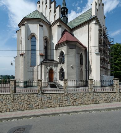 Zdjęcie nr 3: Kościół św. Michała Archanioła jest usytuowany na wysokim wzniesieniu w centrum Mszany Dolnej, na północ od głównej drogi z Raby Niżnej do Kasiny Wielkiej. Teren przykościelny jest otoczony wysokim murem posadowionym na kamiennej podmurówce oraz słupkach z nieregularnych ciosów kamienia i z żeliwnym płotem. W części północnej muru zlokalizowana jest szeroka brama, a od strony południowo-wschodniej na teren przykościelny prowadzą wysokie schody i bramka w murze. 

Kościół jest orientowany, murowany, otynkowany, jednonawowy na rzucie krzyża łacińskiego z czworoboczną wieżą w fasadzie. Wnętrze tworzy wydłużone, zamknięte pięciobocznie, dwuprzęsłowe prezbiterium, które oddziela ściana arkady tęczowej. Nawa jest szersza, czteroprzęsłowa, nakryta sklepieniem krzyżowo-żebrowym. Ramiona transeptu zwyczajowo zwane kaplicami są jednoprzęsłowe, otwarte szerokimi arkadami do nawy. Sklepienie nad skrzyżowaniem nawy z transeptem gwiaździste. Prezbiterium z nawą są połączone szeroką, ostrołukową arkadą w ścianie tęczowej. Od północy i od południa do prezbiterium przylegają dwie zakrystie na planie prostokąta, zamknięte trójbocznie. Wejście do zakrystii zaznaczone wysoką ostrołukową arkadą. Na zachodniej ścianie nawy chór muzyczny, wsparty na dwóch kolumnach, dostępny klatką schodową od nawy. 

Nawę oświetlają umieszczone w południowych i północnych ścianach prostokątne, zamknięte ostrołukowo okna, takie same znajdują się w prezbiterium; w wieży okno koliste w pierwszej kondygnacji, a w wyższych ostrołukowe wąskie okienka zamknięte żaluzjami. Wszystkie okna w nawie i prezbiterium wypełnione są witrażami lub ozdobnymi przeszkleniami. Do kościoła prowadzi główne wejście od strony zachodniej oraz dwa mniejsze w przybudówkach przy zakrystiach.

W zewnętrznej elewacji kościoła widoczny jest niewysoki kamienny cokół, otynkowany. Prezbiterium, niższe od nawy, oszkarpowane. Nawa również oszkarpowana, nakryta dachem dwuspadowym z wieżą na sygnaturkę na skrzyżowaniu nawy z transeptem. Ramiona transeptu od strony północnej i południowej, a także nawa od strony wschodniej zakończone są wysokim szczytami schodkowymi, ze ścianami ozdobionymi ostrołukowymi blendami. Na zachodnim zakończeniu nawy znacznie niższy szczyt schodkowy. Do zachodniej fasady kościoła dostawiona jest wysoka założona na planie kwadratu wieża-dzwonnica w narożach wzmocniona kamiennymi szkarpami. W dolnej kondygnacji, na osi kościoła, prostokątne wejście do kruchty zaakcentowane dwoma stopniami oraz przedsionkiem w kształcie ostrołukowej arkady, zamkniętej dodatkowo trójkątnym szczytem pokrytym blaszanym daszkiem; powyżej rozglifione koliste okno. Po lewej stronie wejścia do kościoła w płytkiej wnęce umieszczone jest popiersie księdza Józefa Stabrawy z tablicą pamiątkową. 

