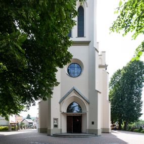 Zdjęcie nr 1: Kościół św. Michała Archanioła jest usytuowany na wysokim wzniesieniu w centrum Mszany Dolnej, na północ od głównej drogi z Raby Niżnej do Kasiny Wielkiej. Teren przykościelny jest otoczony wysokim murem posadowionym na kamiennej podmurówce oraz słupkach z nieregularnych ciosów kamienia i z żeliwnym płotem. W części północnej muru zlokalizowana jest szeroka brama, a od strony południowo-wschodniej na teren przykościelny prowadzą wysokie schody i bramka w murze. 

Kościół jest orientowany, murowany, otynkowany, jednonawowy na rzucie krzyża łacińskiego z czworoboczną wieżą w fasadzie. Wnętrze tworzy wydłużone, zamknięte pięciobocznie, dwuprzęsłowe prezbiterium, które oddziela ściana arkady tęczowej. Nawa jest szersza, czteroprzęsłowa, nakryta sklepieniem krzyżowo-żebrowym. Ramiona transeptu zwyczajowo zwane kaplicami są jednoprzęsłowe, otwarte szerokimi arkadami do nawy. Sklepienie nad skrzyżowaniem nawy z transeptem gwiaździste. Prezbiterium z nawą są połączone szeroką, ostrołukową arkadą w ścianie tęczowej. Od północy i od południa do prezbiterium przylegają dwie zakrystie na planie prostokąta, zamknięte trójbocznie. Wejście do zakrystii zaznaczone wysoką ostrołukową arkadą. Na zachodniej ścianie nawy chór muzyczny, wsparty na dwóch kolumnach, dostępny klatką schodową od nawy. 

Nawę oświetlają umieszczone w południowych i północnych ścianach prostokątne, zamknięte ostrołukowo okna, takie same znajdują się w prezbiterium; w wieży okno koliste w pierwszej kondygnacji, a w wyższych ostrołukowe wąskie okienka zamknięte żaluzjami. Wszystkie okna w nawie i prezbiterium wypełnione są witrażami lub ozdobnymi przeszkleniami. Do kościoła prowadzi główne wejście od strony zachodniej oraz dwa mniejsze w przybudówkach przy zakrystiach.

W zewnętrznej elewacji kościoła widoczny jest niewysoki kamienny cokół, otynkowany. Prezbiterium, niższe od nawy, oszkarpowane. Nawa również oszkarpowana, nakryta dachem dwuspadowym z wieżą na sygnaturkę na skrzyżowaniu nawy z transeptem. Ramiona transeptu od strony północnej i południowej, a także nawa od strony wschodniej zakończone są wysokim szczytami schodkowymi, ze ścianami ozdobionymi ostrołukowymi blendami. Na zachodnim zakończeniu nawy znacznie niższy szczyt schodkowy. Do zachodniej fasady kościoła dostawiona jest wysoka założona na planie kwadratu wieża-dzwonnica w narożach wzmocniona kamiennymi szkarpami. W dolnej kondygnacji, na osi kościoła, prostokątne wejście do kruchty zaakcentowane dwoma stopniami oraz przedsionkiem w kształcie ostrołukowej arkady, zamkniętej dodatkowo trójkątnym szczytem pokrytym blaszanym daszkiem; powyżej rozglifione koliste okno. Po lewej stronie wejścia do kościoła w płytkiej wnęce umieszczone jest popiersie księdza Józefa Stabrawy z tablicą pamiątkową. 

