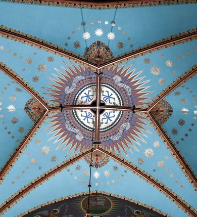 Zdjęcie nr 13: Kościół św. Michała Archanioła jest usytuowany na wysokim wzniesieniu w centrum Mszany Dolnej, na północ od głównej drogi z Raby Niżnej do Kasiny Wielkiej. Teren przykościelny jest otoczony wysokim murem posadowionym na kamiennej podmurówce oraz słupkach z nieregularnych ciosów kamienia i z żeliwnym płotem. W części północnej muru zlokalizowana jest szeroka brama, a od strony południowo-wschodniej na teren przykościelny prowadzą wysokie schody i bramka w murze. 

Kościół jest orientowany, murowany, otynkowany, jednonawowy na rzucie krzyża łacińskiego z czworoboczną wieżą w fasadzie. Wnętrze tworzy wydłużone, zamknięte pięciobocznie, dwuprzęsłowe prezbiterium, które oddziela ściana arkady tęczowej. Nawa jest szersza, czteroprzęsłowa, nakryta sklepieniem krzyżowo-żebrowym. Ramiona transeptu zwyczajowo zwane kaplicami są jednoprzęsłowe, otwarte szerokimi arkadami do nawy. Sklepienie nad skrzyżowaniem nawy z transeptem gwiaździste. Prezbiterium z nawą są połączone szeroką, ostrołukową arkadą w ścianie tęczowej. Od północy i od południa do prezbiterium przylegają dwie zakrystie na planie prostokąta, zamknięte trójbocznie. Wejście do zakrystii zaznaczone wysoką ostrołukową arkadą. Na zachodniej ścianie nawy chór muzyczny, wsparty na dwóch kolumnach, dostępny klatką schodową od nawy. 

Nawę oświetlają umieszczone w południowych i północnych ścianach prostokątne, zamknięte ostrołukowo okna, takie same znajdują się w prezbiterium; w wieży okno koliste w pierwszej kondygnacji, a w wyższych ostrołukowe wąskie okienka zamknięte żaluzjami. Wszystkie okna w nawie i prezbiterium wypełnione są witrażami lub ozdobnymi przeszkleniami. Do kościoła prowadzi główne wejście od strony zachodniej oraz dwa mniejsze w przybudówkach przy zakrystiach.

W zewnętrznej elewacji kościoła widoczny jest niewysoki kamienny cokół, otynkowany. Prezbiterium, niższe od nawy, oszkarpowane. Nawa również oszkarpowana, nakryta dachem dwuspadowym z wieżą na sygnaturkę na skrzyżowaniu nawy z transeptem. Ramiona transeptu od strony północnej i południowej, a także nawa od strony wschodniej zakończone są wysokim szczytami schodkowymi, ze ścianami ozdobionymi ostrołukowymi blendami. Na zachodnim zakończeniu nawy znacznie niższy szczyt schodkowy. Do zachodniej fasady kościoła dostawiona jest wysoka założona na planie kwadratu wieża-dzwonnica w narożach wzmocniona kamiennymi szkarpami. W dolnej kondygnacji, na osi kościoła, prostokątne wejście do kruchty zaakcentowane dwoma stopniami oraz przedsionkiem w kształcie ostrołukowej arkady, zamkniętej dodatkowo trójkątnym szczytem pokrytym blaszanym daszkiem; powyżej rozglifione koliste okno. Po lewej stronie wejścia do kościoła w płytkiej wnęce umieszczone jest popiersie księdza Józefa Stabrawy z tablicą pamiątkową. 

