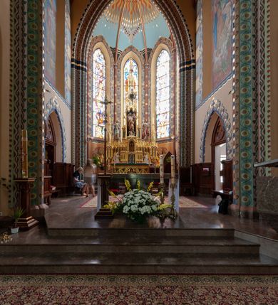 Zdjęcie nr 10: Kościół św. Michała Archanioła jest usytuowany na wysokim wzniesieniu w centrum Mszany Dolnej, na północ od głównej drogi z Raby Niżnej do Kasiny Wielkiej. Teren przykościelny jest otoczony wysokim murem posadowionym na kamiennej podmurówce oraz słupkach z nieregularnych ciosów kamienia i z żeliwnym płotem. W części północnej muru zlokalizowana jest szeroka brama, a od strony południowo-wschodniej na teren przykościelny prowadzą wysokie schody i bramka w murze. 

Kościół jest orientowany, murowany, otynkowany, jednonawowy na rzucie krzyża łacińskiego z czworoboczną wieżą w fasadzie. Wnętrze tworzy wydłużone, zamknięte pięciobocznie, dwuprzęsłowe prezbiterium, które oddziela ściana arkady tęczowej. Nawa jest szersza, czteroprzęsłowa, nakryta sklepieniem krzyżowo-żebrowym. Ramiona transeptu zwyczajowo zwane kaplicami są jednoprzęsłowe, otwarte szerokimi arkadami do nawy. Sklepienie nad skrzyżowaniem nawy z transeptem gwiaździste. Prezbiterium z nawą są połączone szeroką, ostrołukową arkadą w ścianie tęczowej. Od północy i od południa do prezbiterium przylegają dwie zakrystie na planie prostokąta, zamknięte trójbocznie. Wejście do zakrystii zaznaczone wysoką ostrołukową arkadą. Na zachodniej ścianie nawy chór muzyczny, wsparty na dwóch kolumnach, dostępny klatką schodową od nawy. 

Nawę oświetlają umieszczone w południowych i północnych ścianach prostokątne, zamknięte ostrołukowo okna, takie same znajdują się w prezbiterium; w wieży okno koliste w pierwszej kondygnacji, a w wyższych ostrołukowe wąskie okienka zamknięte żaluzjami. Wszystkie okna w nawie i prezbiterium wypełnione są witrażami lub ozdobnymi przeszkleniami. Do kościoła prowadzi główne wejście od strony zachodniej oraz dwa mniejsze w przybudówkach przy zakrystiach.

W zewnętrznej elewacji kościoła widoczny jest niewysoki kamienny cokół, otynkowany. Prezbiterium, niższe od nawy, oszkarpowane. Nawa również oszkarpowana, nakryta dachem dwuspadowym z wieżą na sygnaturkę na skrzyżowaniu nawy z transeptem. Ramiona transeptu od strony północnej i południowej, a także nawa od strony wschodniej zakończone są wysokim szczytami schodkowymi, ze ścianami ozdobionymi ostrołukowymi blendami. Na zachodnim zakończeniu nawy znacznie niższy szczyt schodkowy. Do zachodniej fasady kościoła dostawiona jest wysoka założona na planie kwadratu wieża-dzwonnica w narożach wzmocniona kamiennymi szkarpami. W dolnej kondygnacji, na osi kościoła, prostokątne wejście do kruchty zaakcentowane dwoma stopniami oraz przedsionkiem w kształcie ostrołukowej arkady, zamkniętej dodatkowo trójkątnym szczytem pokrytym blaszanym daszkiem; powyżej rozglifione koliste okno. Po lewej stronie wejścia do kościoła w płytkiej wnęce umieszczone jest popiersie księdza Józefa Stabrawy z tablicą pamiątkową. 

