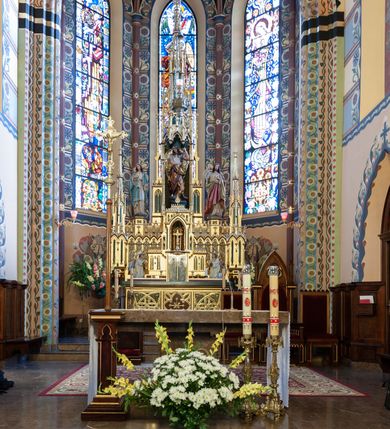 Zdjęcie nr 11: Kościół św. Michała Archanioła jest usytuowany na wysokim wzniesieniu w centrum Mszany Dolnej, na północ od głównej drogi z Raby Niżnej do Kasiny Wielkiej. Teren przykościelny jest otoczony wysokim murem posadowionym na kamiennej podmurówce oraz słupkach z nieregularnych ciosów kamienia i z żeliwnym płotem. W części północnej muru zlokalizowana jest szeroka brama, a od strony południowo-wschodniej na teren przykościelny prowadzą wysokie schody i bramka w murze. 

Kościół jest orientowany, murowany, otynkowany, jednonawowy na rzucie krzyża łacińskiego z czworoboczną wieżą w fasadzie. Wnętrze tworzy wydłużone, zamknięte pięciobocznie, dwuprzęsłowe prezbiterium, które oddziela ściana arkady tęczowej. Nawa jest szersza, czteroprzęsłowa, nakryta sklepieniem krzyżowo-żebrowym. Ramiona transeptu zwyczajowo zwane kaplicami są jednoprzęsłowe, otwarte szerokimi arkadami do nawy. Sklepienie nad skrzyżowaniem nawy z transeptem gwiaździste. Prezbiterium z nawą są połączone szeroką, ostrołukową arkadą w ścianie tęczowej. Od północy i od południa do prezbiterium przylegają dwie zakrystie na planie prostokąta, zamknięte trójbocznie. Wejście do zakrystii zaznaczone wysoką ostrołukową arkadą. Na zachodniej ścianie nawy chór muzyczny, wsparty na dwóch kolumnach, dostępny klatką schodową od nawy. 

Nawę oświetlają umieszczone w południowych i północnych ścianach prostokątne, zamknięte ostrołukowo okna, takie same znajdują się w prezbiterium; w wieży okno koliste w pierwszej kondygnacji, a w wyższych ostrołukowe wąskie okienka zamknięte żaluzjami. Wszystkie okna w nawie i prezbiterium wypełnione są witrażami lub ozdobnymi przeszkleniami. Do kościoła prowadzi główne wejście od strony zachodniej oraz dwa mniejsze w przybudówkach przy zakrystiach.

W zewnętrznej elewacji kościoła widoczny jest niewysoki kamienny cokół, otynkowany. Prezbiterium, niższe od nawy, oszkarpowane. Nawa również oszkarpowana, nakryta dachem dwuspadowym z wieżą na sygnaturkę na skrzyżowaniu nawy z transeptem. Ramiona transeptu od strony północnej i południowej, a także nawa od strony wschodniej zakończone są wysokim szczytami schodkowymi, ze ścianami ozdobionymi ostrołukowymi blendami. Na zachodnim zakończeniu nawy znacznie niższy szczyt schodkowy. Do zachodniej fasady kościoła dostawiona jest wysoka założona na planie kwadratu wieża-dzwonnica w narożach wzmocniona kamiennymi szkarpami. W dolnej kondygnacji, na osi kościoła, prostokątne wejście do kruchty zaakcentowane dwoma stopniami oraz przedsionkiem w kształcie ostrołukowej arkady, zamkniętej dodatkowo trójkątnym szczytem pokrytym blaszanym daszkiem; powyżej rozglifione koliste okno. Po lewej stronie wejścia do kościoła w płytkiej wnęce umieszczone jest popiersie księdza Józefa Stabrawy z tablicą pamiątkową. 

