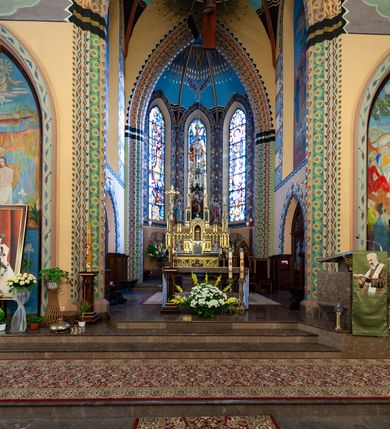 Zdjęcie nr 9: Kościół św. Michała Archanioła jest usytuowany na wysokim wzniesieniu w centrum Mszany Dolnej, na północ od głównej drogi z Raby Niżnej do Kasiny Wielkiej. Teren przykościelny jest otoczony wysokim murem posadowionym na kamiennej podmurówce oraz słupkach z nieregularnych ciosów kamienia i z żeliwnym płotem. W części północnej muru zlokalizowana jest szeroka brama, a od strony południowo-wschodniej na teren przykościelny prowadzą wysokie schody i bramka w murze. 

Kościół jest orientowany, murowany, otynkowany, jednonawowy na rzucie krzyża łacińskiego z czworoboczną wieżą w fasadzie. Wnętrze tworzy wydłużone, zamknięte pięciobocznie, dwuprzęsłowe prezbiterium, które oddziela ściana arkady tęczowej. Nawa jest szersza, czteroprzęsłowa, nakryta sklepieniem krzyżowo-żebrowym. Ramiona transeptu zwyczajowo zwane kaplicami są jednoprzęsłowe, otwarte szerokimi arkadami do nawy. Sklepienie nad skrzyżowaniem nawy z transeptem gwiaździste. Prezbiterium z nawą są połączone szeroką, ostrołukową arkadą w ścianie tęczowej. Od północy i od południa do prezbiterium przylegają dwie zakrystie na planie prostokąta, zamknięte trójbocznie. Wejście do zakrystii zaznaczone wysoką ostrołukową arkadą. Na zachodniej ścianie nawy chór muzyczny, wsparty na dwóch kolumnach, dostępny klatką schodową od nawy. 

Nawę oświetlają umieszczone w południowych i północnych ścianach prostokątne, zamknięte ostrołukowo okna, takie same znajdują się w prezbiterium; w wieży okno koliste w pierwszej kondygnacji, a w wyższych ostrołukowe wąskie okienka zamknięte żaluzjami. Wszystkie okna w nawie i prezbiterium wypełnione są witrażami lub ozdobnymi przeszkleniami. Do kościoła prowadzi główne wejście od strony zachodniej oraz dwa mniejsze w przybudówkach przy zakrystiach.

W zewnętrznej elewacji kościoła widoczny jest niewysoki kamienny cokół, otynkowany. Prezbiterium, niższe od nawy, oszkarpowane. Nawa również oszkarpowana, nakryta dachem dwuspadowym z wieżą na sygnaturkę na skrzyżowaniu nawy z transeptem. Ramiona transeptu od strony północnej i południowej, a także nawa od strony wschodniej zakończone są wysokim szczytami schodkowymi, ze ścianami ozdobionymi ostrołukowymi blendami. Na zachodnim zakończeniu nawy znacznie niższy szczyt schodkowy. Do zachodniej fasady kościoła dostawiona jest wysoka założona na planie kwadratu wieża-dzwonnica w narożach wzmocniona kamiennymi szkarpami. W dolnej kondygnacji, na osi kościoła, prostokątne wejście do kruchty zaakcentowane dwoma stopniami oraz przedsionkiem w kształcie ostrołukowej arkady, zamkniętej dodatkowo trójkątnym szczytem pokrytym blaszanym daszkiem; powyżej rozglifione koliste okno. Po lewej stronie wejścia do kościoła w płytkiej wnęce umieszczone jest popiersie księdza Józefa Stabrawy z tablicą pamiątkową. 

