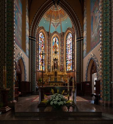 Zdjęcie nr 12: Kościół św. Michała Archanioła jest usytuowany na wysokim wzniesieniu w centrum Mszany Dolnej, na północ od głównej drogi z Raby Niżnej do Kasiny Wielkiej. Teren przykościelny jest otoczony wysokim murem posadowionym na kamiennej podmurówce oraz słupkach z nieregularnych ciosów kamienia i z żeliwnym płotem. W części północnej muru zlokalizowana jest szeroka brama, a od strony południowo-wschodniej na teren przykościelny prowadzą wysokie schody i bramka w murze. 

Kościół jest orientowany, murowany, otynkowany, jednonawowy na rzucie krzyża łacińskiego z czworoboczną wieżą w fasadzie. Wnętrze tworzy wydłużone, zamknięte pięciobocznie, dwuprzęsłowe prezbiterium, które oddziela ściana arkady tęczowej. Nawa jest szersza, czteroprzęsłowa, nakryta sklepieniem krzyżowo-żebrowym. Ramiona transeptu zwyczajowo zwane kaplicami są jednoprzęsłowe, otwarte szerokimi arkadami do nawy. Sklepienie nad skrzyżowaniem nawy z transeptem gwiaździste. Prezbiterium z nawą są połączone szeroką, ostrołukową arkadą w ścianie tęczowej. Od północy i od południa do prezbiterium przylegają dwie zakrystie na planie prostokąta, zamknięte trójbocznie. Wejście do zakrystii zaznaczone wysoką ostrołukową arkadą. Na zachodniej ścianie nawy chór muzyczny, wsparty na dwóch kolumnach, dostępny klatką schodową od nawy. 

Nawę oświetlają umieszczone w południowych i północnych ścianach prostokątne, zamknięte ostrołukowo okna, takie same znajdują się w prezbiterium; w wieży okno koliste w pierwszej kondygnacji, a w wyższych ostrołukowe wąskie okienka zamknięte żaluzjami. Wszystkie okna w nawie i prezbiterium wypełnione są witrażami lub ozdobnymi przeszkleniami. Do kościoła prowadzi główne wejście od strony zachodniej oraz dwa mniejsze w przybudówkach przy zakrystiach.

W zewnętrznej elewacji kościoła widoczny jest niewysoki kamienny cokół, otynkowany. Prezbiterium, niższe od nawy, oszkarpowane. Nawa również oszkarpowana, nakryta dachem dwuspadowym z wieżą na sygnaturkę na skrzyżowaniu nawy z transeptem. Ramiona transeptu od strony północnej i południowej, a także nawa od strony wschodniej zakończone są wysokim szczytami schodkowymi, ze ścianami ozdobionymi ostrołukowymi blendami. Na zachodnim zakończeniu nawy znacznie niższy szczyt schodkowy. Do zachodniej fasady kościoła dostawiona jest wysoka założona na planie kwadratu wieża-dzwonnica w narożach wzmocniona kamiennymi szkarpami. W dolnej kondygnacji, na osi kościoła, prostokątne wejście do kruchty zaakcentowane dwoma stopniami oraz przedsionkiem w kształcie ostrołukowej arkady, zamkniętej dodatkowo trójkątnym szczytem pokrytym blaszanym daszkiem; powyżej rozglifione koliste okno. Po lewej stronie wejścia do kościoła w płytkiej wnęce umieszczone jest popiersie księdza Józefa Stabrawy z tablicą pamiątkową. 

