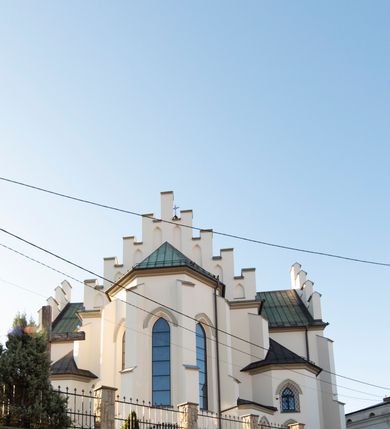 Zdjęcie nr 22: Kościół św. Michała Archanioła jest usytuowany na wysokim wzniesieniu w centrum Mszany Dolnej, na północ od głównej drogi z Raby Niżnej do Kasiny Wielkiej. Teren przykościelny jest otoczony wysokim murem posadowionym na kamiennej podmurówce oraz słupkach z nieregularnych ciosów kamienia i z żeliwnym płotem. W części północnej muru zlokalizowana jest szeroka brama, a od strony południowo-wschodniej na teren przykościelny prowadzą wysokie schody i bramka w murze. 

Kościół jest orientowany, murowany, otynkowany, jednonawowy na rzucie krzyża łacińskiego z czworoboczną wieżą w fasadzie. Wnętrze tworzy wydłużone, zamknięte pięciobocznie, dwuprzęsłowe prezbiterium, które oddziela ściana arkady tęczowej. Nawa jest szersza, czteroprzęsłowa, nakryta sklepieniem krzyżowo-żebrowym. Ramiona transeptu zwyczajowo zwane kaplicami są jednoprzęsłowe, otwarte szerokimi arkadami do nawy. Sklepienie nad skrzyżowaniem nawy z transeptem gwiaździste. Prezbiterium z nawą są połączone szeroką, ostrołukową arkadą w ścianie tęczowej. Od północy i od południa do prezbiterium przylegają dwie zakrystie na planie prostokąta, zamknięte trójbocznie. Wejście do zakrystii zaznaczone wysoką ostrołukową arkadą. Na zachodniej ścianie nawy chór muzyczny, wsparty na dwóch kolumnach, dostępny klatką schodową od nawy. 

Nawę oświetlają umieszczone w południowych i północnych ścianach prostokątne, zamknięte ostrołukowo okna, takie same znajdują się w prezbiterium; w wieży okno koliste w pierwszej kondygnacji, a w wyższych ostrołukowe wąskie okienka zamknięte żaluzjami. Wszystkie okna w nawie i prezbiterium wypełnione są witrażami lub ozdobnymi przeszkleniami. Do kościoła prowadzi główne wejście od strony zachodniej oraz dwa mniejsze w przybudówkach przy zakrystiach.

W zewnętrznej elewacji kościoła widoczny jest niewysoki kamienny cokół, otynkowany. Prezbiterium, niższe od nawy, oszkarpowane. Nawa również oszkarpowana, nakryta dachem dwuspadowym z wieżą na sygnaturkę na skrzyżowaniu nawy z transeptem. Ramiona transeptu od strony północnej i południowej, a także nawa od strony wschodniej zakończone są wysokim szczytami schodkowymi, ze ścianami ozdobionymi ostrołukowymi blendami. Na zachodnim zakończeniu nawy znacznie niższy szczyt schodkowy. Do zachodniej fasady kościoła dostawiona jest wysoka założona na planie kwadratu wieża-dzwonnica w narożach wzmocniona kamiennymi szkarpami. W dolnej kondygnacji, na osi kościoła, prostokątne wejście do kruchty zaakcentowane dwoma stopniami oraz przedsionkiem w kształcie ostrołukowej arkady, zamkniętej dodatkowo trójkątnym szczytem pokrytym blaszanym daszkiem; powyżej rozglifione koliste okno. Po lewej stronie wejścia do kościoła w płytkiej wnęce umieszczone jest popiersie księdza Józefa Stabrawy z tablicą pamiątkową. 

