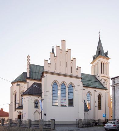 Zdjęcie nr 20: Kościół św. Michała Archanioła jest usytuowany na wysokim wzniesieniu w centrum Mszany Dolnej, na północ od głównej drogi z Raby Niżnej do Kasiny Wielkiej. Teren przykościelny jest otoczony wysokim murem posadowionym na kamiennej podmurówce oraz słupkach z nieregularnych ciosów kamienia i z żeliwnym płotem. W części północnej muru zlokalizowana jest szeroka brama, a od strony południowo-wschodniej na teren przykościelny prowadzą wysokie schody i bramka w murze. 

Kościół jest orientowany, murowany, otynkowany, jednonawowy na rzucie krzyża łacińskiego z czworoboczną wieżą w fasadzie. Wnętrze tworzy wydłużone, zamknięte pięciobocznie, dwuprzęsłowe prezbiterium, które oddziela ściana arkady tęczowej. Nawa jest szersza, czteroprzęsłowa, nakryta sklepieniem krzyżowo-żebrowym. Ramiona transeptu zwyczajowo zwane kaplicami są jednoprzęsłowe, otwarte szerokimi arkadami do nawy. Sklepienie nad skrzyżowaniem nawy z transeptem gwiaździste. Prezbiterium z nawą są połączone szeroką, ostrołukową arkadą w ścianie tęczowej. Od północy i od południa do prezbiterium przylegają dwie zakrystie na planie prostokąta, zamknięte trójbocznie. Wejście do zakrystii zaznaczone wysoką ostrołukową arkadą. Na zachodniej ścianie nawy chór muzyczny, wsparty na dwóch kolumnach, dostępny klatką schodową od nawy. 

Nawę oświetlają umieszczone w południowych i północnych ścianach prostokątne, zamknięte ostrołukowo okna, takie same znajdują się w prezbiterium; w wieży okno koliste w pierwszej kondygnacji, a w wyższych ostrołukowe wąskie okienka zamknięte żaluzjami. Wszystkie okna w nawie i prezbiterium wypełnione są witrażami lub ozdobnymi przeszkleniami. Do kościoła prowadzi główne wejście od strony zachodniej oraz dwa mniejsze w przybudówkach przy zakrystiach.

W zewnętrznej elewacji kościoła widoczny jest niewysoki kamienny cokół, otynkowany. Prezbiterium, niższe od nawy, oszkarpowane. Nawa również oszkarpowana, nakryta dachem dwuspadowym z wieżą na sygnaturkę na skrzyżowaniu nawy z transeptem. Ramiona transeptu od strony północnej i południowej, a także nawa od strony wschodniej zakończone są wysokim szczytami schodkowymi, ze ścianami ozdobionymi ostrołukowymi blendami. Na zachodnim zakończeniu nawy znacznie niższy szczyt schodkowy. Do zachodniej fasady kościoła dostawiona jest wysoka założona na planie kwadratu wieża-dzwonnica w narożach wzmocniona kamiennymi szkarpami. W dolnej kondygnacji, na osi kościoła, prostokątne wejście do kruchty zaakcentowane dwoma stopniami oraz przedsionkiem w kształcie ostrołukowej arkady, zamkniętej dodatkowo trójkątnym szczytem pokrytym blaszanym daszkiem; powyżej rozglifione koliste okno. Po lewej stronie wejścia do kościoła w płytkiej wnęce umieszczone jest popiersie księdza Józefa Stabrawy z tablicą pamiątkową. 

