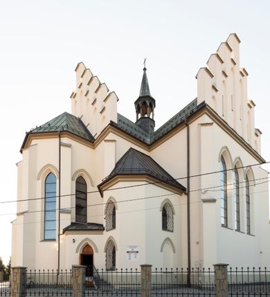 Zdjęcie nr 25: Kościół św. Michała Archanioła jest usytuowany na wysokim wzniesieniu w centrum Mszany Dolnej, na północ od głównej drogi z Raby Niżnej do Kasiny Wielkiej. Teren przykościelny jest otoczony wysokim murem posadowionym na kamiennej podmurówce oraz słupkach z nieregularnych ciosów kamienia i z żeliwnym płotem. W części północnej muru zlokalizowana jest szeroka brama, a od strony południowo-wschodniej na teren przykościelny prowadzą wysokie schody i bramka w murze. 

Kościół jest orientowany, murowany, otynkowany, jednonawowy na rzucie krzyża łacińskiego z czworoboczną wieżą w fasadzie. Wnętrze tworzy wydłużone, zamknięte pięciobocznie, dwuprzęsłowe prezbiterium, które oddziela ściana arkady tęczowej. Nawa jest szersza, czteroprzęsłowa, nakryta sklepieniem krzyżowo-żebrowym. Ramiona transeptu zwyczajowo zwane kaplicami są jednoprzęsłowe, otwarte szerokimi arkadami do nawy. Sklepienie nad skrzyżowaniem nawy z transeptem gwiaździste. Prezbiterium z nawą są połączone szeroką, ostrołukową arkadą w ścianie tęczowej. Od północy i od południa do prezbiterium przylegają dwie zakrystie na planie prostokąta, zamknięte trójbocznie. Wejście do zakrystii zaznaczone wysoką ostrołukową arkadą. Na zachodniej ścianie nawy chór muzyczny, wsparty na dwóch kolumnach, dostępny klatką schodową od nawy. 

Nawę oświetlają umieszczone w południowych i północnych ścianach prostokątne, zamknięte ostrołukowo okna, takie same znajdują się w prezbiterium; w wieży okno koliste w pierwszej kondygnacji, a w wyższych ostrołukowe wąskie okienka zamknięte żaluzjami. Wszystkie okna w nawie i prezbiterium wypełnione są witrażami lub ozdobnymi przeszkleniami. Do kościoła prowadzi główne wejście od strony zachodniej oraz dwa mniejsze w przybudówkach przy zakrystiach.

W zewnętrznej elewacji kościoła widoczny jest niewysoki kamienny cokół, otynkowany. Prezbiterium, niższe od nawy, oszkarpowane. Nawa również oszkarpowana, nakryta dachem dwuspadowym z wieżą na sygnaturkę na skrzyżowaniu nawy z transeptem. Ramiona transeptu od strony północnej i południowej, a także nawa od strony wschodniej zakończone są wysokim szczytami schodkowymi, ze ścianami ozdobionymi ostrołukowymi blendami. Na zachodnim zakończeniu nawy znacznie niższy szczyt schodkowy. Do zachodniej fasady kościoła dostawiona jest wysoka założona na planie kwadratu wieża-dzwonnica w narożach wzmocniona kamiennymi szkarpami. W dolnej kondygnacji, na osi kościoła, prostokątne wejście do kruchty zaakcentowane dwoma stopniami oraz przedsionkiem w kształcie ostrołukowej arkady, zamkniętej dodatkowo trójkątnym szczytem pokrytym blaszanym daszkiem; powyżej rozglifione koliste okno. Po lewej stronie wejścia do kościoła w płytkiej wnęce umieszczone jest popiersie księdza Józefa Stabrawy z tablicą pamiątkową. 

