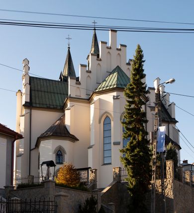 Zdjęcie nr 32: Kościół św. Michała Archanioła jest usytuowany na wysokim wzniesieniu w centrum Mszany Dolnej, na północ od głównej drogi z Raby Niżnej do Kasiny Wielkiej. Teren przykościelny jest otoczony wysokim murem posadowionym na kamiennej podmurówce oraz słupkach z nieregularnych ciosów kamienia i z żeliwnym płotem. W części północnej muru zlokalizowana jest szeroka brama, a od strony południowo-wschodniej na teren przykościelny prowadzą wysokie schody i bramka w murze. 

Kościół jest orientowany, murowany, otynkowany, jednonawowy na rzucie krzyża łacińskiego z czworoboczną wieżą w fasadzie. Wnętrze tworzy wydłużone, zamknięte pięciobocznie, dwuprzęsłowe prezbiterium, które oddziela ściana arkady tęczowej. Nawa jest szersza, czteroprzęsłowa, nakryta sklepieniem krzyżowo-żebrowym. Ramiona transeptu zwyczajowo zwane kaplicami są jednoprzęsłowe, otwarte szerokimi arkadami do nawy. Sklepienie nad skrzyżowaniem nawy z transeptem gwiaździste. Prezbiterium z nawą są połączone szeroką, ostrołukową arkadą w ścianie tęczowej. Od północy i od południa do prezbiterium przylegają dwie zakrystie na planie prostokąta, zamknięte trójbocznie. Wejście do zakrystii zaznaczone wysoką ostrołukową arkadą. Na zachodniej ścianie nawy chór muzyczny, wsparty na dwóch kolumnach, dostępny klatką schodową od nawy. 

Nawę oświetlają umieszczone w południowych i północnych ścianach prostokątne, zamknięte ostrołukowo okna, takie same znajdują się w prezbiterium; w wieży okno koliste w pierwszej kondygnacji, a w wyższych ostrołukowe wąskie okienka zamknięte żaluzjami. Wszystkie okna w nawie i prezbiterium wypełnione są witrażami lub ozdobnymi przeszkleniami. Do kościoła prowadzi główne wejście od strony zachodniej oraz dwa mniejsze w przybudówkach przy zakrystiach.

W zewnętrznej elewacji kościoła widoczny jest niewysoki kamienny cokół, otynkowany. Prezbiterium, niższe od nawy, oszkarpowane. Nawa również oszkarpowana, nakryta dachem dwuspadowym z wieżą na sygnaturkę na skrzyżowaniu nawy z transeptem. Ramiona transeptu od strony północnej i południowej, a także nawa od strony wschodniej zakończone są wysokim szczytami schodkowymi, ze ścianami ozdobionymi ostrołukowymi blendami. Na zachodnim zakończeniu nawy znacznie niższy szczyt schodkowy. Do zachodniej fasady kościoła dostawiona jest wysoka założona na planie kwadratu wieża-dzwonnica w narożach wzmocniona kamiennymi szkarpami. W dolnej kondygnacji, na osi kościoła, prostokątne wejście do kruchty zaakcentowane dwoma stopniami oraz przedsionkiem w kształcie ostrołukowej arkady, zamkniętej dodatkowo trójkątnym szczytem pokrytym blaszanym daszkiem; powyżej rozglifione koliste okno. Po lewej stronie wejścia do kościoła w płytkiej wnęce umieszczone jest popiersie księdza Józefa Stabrawy z tablicą pamiątkową. 

