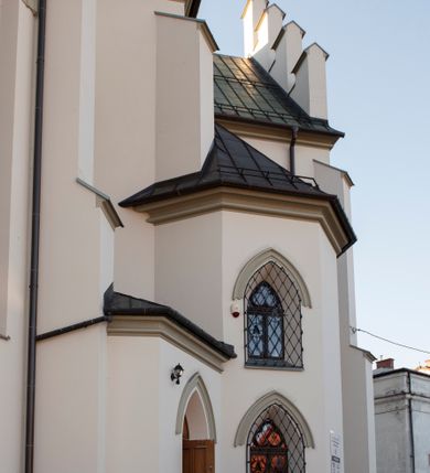 Zdjęcie nr 34: Kościół św. Michała Archanioła jest usytuowany na wysokim wzniesieniu w centrum Mszany Dolnej, na północ od głównej drogi z Raby Niżnej do Kasiny Wielkiej. Teren przykościelny jest otoczony wysokim murem posadowionym na kamiennej podmurówce oraz słupkach z nieregularnych ciosów kamienia i z żeliwnym płotem. W części północnej muru zlokalizowana jest szeroka brama, a od strony południowo-wschodniej na teren przykościelny prowadzą wysokie schody i bramka w murze. 

Kościół jest orientowany, murowany, otynkowany, jednonawowy na rzucie krzyża łacińskiego z czworoboczną wieżą w fasadzie. Wnętrze tworzy wydłużone, zamknięte pięciobocznie, dwuprzęsłowe prezbiterium, które oddziela ściana arkady tęczowej. Nawa jest szersza, czteroprzęsłowa, nakryta sklepieniem krzyżowo-żebrowym. Ramiona transeptu zwyczajowo zwane kaplicami są jednoprzęsłowe, otwarte szerokimi arkadami do nawy. Sklepienie nad skrzyżowaniem nawy z transeptem gwiaździste. Prezbiterium z nawą są połączone szeroką, ostrołukową arkadą w ścianie tęczowej. Od północy i od południa do prezbiterium przylegają dwie zakrystie na planie prostokąta, zamknięte trójbocznie. Wejście do zakrystii zaznaczone wysoką ostrołukową arkadą. Na zachodniej ścianie nawy chór muzyczny, wsparty na dwóch kolumnach, dostępny klatką schodową od nawy. 

Nawę oświetlają umieszczone w południowych i północnych ścianach prostokątne, zamknięte ostrołukowo okna, takie same znajdują się w prezbiterium; w wieży okno koliste w pierwszej kondygnacji, a w wyższych ostrołukowe wąskie okienka zamknięte żaluzjami. Wszystkie okna w nawie i prezbiterium wypełnione są witrażami lub ozdobnymi przeszkleniami. Do kościoła prowadzi główne wejście od strony zachodniej oraz dwa mniejsze w przybudówkach przy zakrystiach.

W zewnętrznej elewacji kościoła widoczny jest niewysoki kamienny cokół, otynkowany. Prezbiterium, niższe od nawy, oszkarpowane. Nawa również oszkarpowana, nakryta dachem dwuspadowym z wieżą na sygnaturkę na skrzyżowaniu nawy z transeptem. Ramiona transeptu od strony północnej i południowej, a także nawa od strony wschodniej zakończone są wysokim szczytami schodkowymi, ze ścianami ozdobionymi ostrołukowymi blendami. Na zachodnim zakończeniu nawy znacznie niższy szczyt schodkowy. Do zachodniej fasady kościoła dostawiona jest wysoka założona na planie kwadratu wieża-dzwonnica w narożach wzmocniona kamiennymi szkarpami. W dolnej kondygnacji, na osi kościoła, prostokątne wejście do kruchty zaakcentowane dwoma stopniami oraz przedsionkiem w kształcie ostrołukowej arkady, zamkniętej dodatkowo trójkątnym szczytem pokrytym blaszanym daszkiem; powyżej rozglifione koliste okno. Po lewej stronie wejścia do kościoła w płytkiej wnęce umieszczone jest popiersie księdza Józefa Stabrawy z tablicą pamiątkową. 

