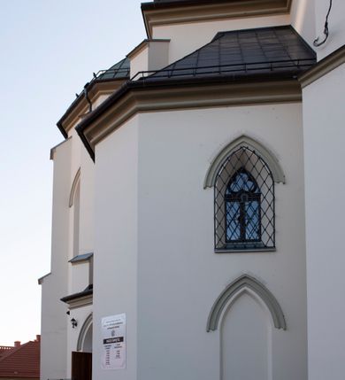 Zdjęcie nr 33: Kościół św. Michała Archanioła jest usytuowany na wysokim wzniesieniu w centrum Mszany Dolnej, na północ od głównej drogi z Raby Niżnej do Kasiny Wielkiej. Teren przykościelny jest otoczony wysokim murem posadowionym na kamiennej podmurówce oraz słupkach z nieregularnych ciosów kamienia i z żeliwnym płotem. W części północnej muru zlokalizowana jest szeroka brama, a od strony południowo-wschodniej na teren przykościelny prowadzą wysokie schody i bramka w murze. 

Kościół jest orientowany, murowany, otynkowany, jednonawowy na rzucie krzyża łacińskiego z czworoboczną wieżą w fasadzie. Wnętrze tworzy wydłużone, zamknięte pięciobocznie, dwuprzęsłowe prezbiterium, które oddziela ściana arkady tęczowej. Nawa jest szersza, czteroprzęsłowa, nakryta sklepieniem krzyżowo-żebrowym. Ramiona transeptu zwyczajowo zwane kaplicami są jednoprzęsłowe, otwarte szerokimi arkadami do nawy. Sklepienie nad skrzyżowaniem nawy z transeptem gwiaździste. Prezbiterium z nawą są połączone szeroką, ostrołukową arkadą w ścianie tęczowej. Od północy i od południa do prezbiterium przylegają dwie zakrystie na planie prostokąta, zamknięte trójbocznie. Wejście do zakrystii zaznaczone wysoką ostrołukową arkadą. Na zachodniej ścianie nawy chór muzyczny, wsparty na dwóch kolumnach, dostępny klatką schodową od nawy. 

Nawę oświetlają umieszczone w południowych i północnych ścianach prostokątne, zamknięte ostrołukowo okna, takie same znajdują się w prezbiterium; w wieży okno koliste w pierwszej kondygnacji, a w wyższych ostrołukowe wąskie okienka zamknięte żaluzjami. Wszystkie okna w nawie i prezbiterium wypełnione są witrażami lub ozdobnymi przeszkleniami. Do kościoła prowadzi główne wejście od strony zachodniej oraz dwa mniejsze w przybudówkach przy zakrystiach.

W zewnętrznej elewacji kościoła widoczny jest niewysoki kamienny cokół, otynkowany. Prezbiterium, niższe od nawy, oszkarpowane. Nawa również oszkarpowana, nakryta dachem dwuspadowym z wieżą na sygnaturkę na skrzyżowaniu nawy z transeptem. Ramiona transeptu od strony północnej i południowej, a także nawa od strony wschodniej zakończone są wysokim szczytami schodkowymi, ze ścianami ozdobionymi ostrołukowymi blendami. Na zachodnim zakończeniu nawy znacznie niższy szczyt schodkowy. Do zachodniej fasady kościoła dostawiona jest wysoka założona na planie kwadratu wieża-dzwonnica w narożach wzmocniona kamiennymi szkarpami. W dolnej kondygnacji, na osi kościoła, prostokątne wejście do kruchty zaakcentowane dwoma stopniami oraz przedsionkiem w kształcie ostrołukowej arkady, zamkniętej dodatkowo trójkątnym szczytem pokrytym blaszanym daszkiem; powyżej rozglifione koliste okno. Po lewej stronie wejścia do kościoła w płytkiej wnęce umieszczone jest popiersie księdza Józefa Stabrawy z tablicą pamiątkową. 

