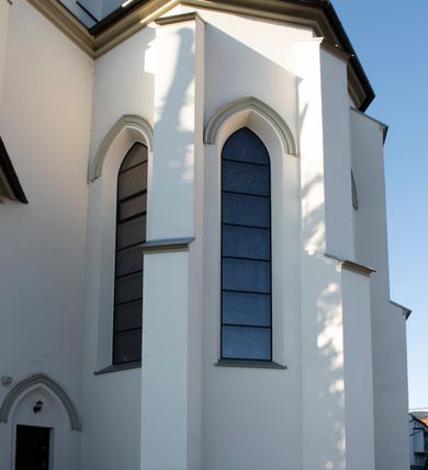 Zdjęcie nr 36: Kościół św. Michała Archanioła jest usytuowany na wysokim wzniesieniu w centrum Mszany Dolnej, na północ od głównej drogi z Raby Niżnej do Kasiny Wielkiej. Teren przykościelny jest otoczony wysokim murem posadowionym na kamiennej podmurówce oraz słupkach z nieregularnych ciosów kamienia i z żeliwnym płotem. W części północnej muru zlokalizowana jest szeroka brama, a od strony południowo-wschodniej na teren przykościelny prowadzą wysokie schody i bramka w murze. 

Kościół jest orientowany, murowany, otynkowany, jednonawowy na rzucie krzyża łacińskiego z czworoboczną wieżą w fasadzie. Wnętrze tworzy wydłużone, zamknięte pięciobocznie, dwuprzęsłowe prezbiterium, które oddziela ściana arkady tęczowej. Nawa jest szersza, czteroprzęsłowa, nakryta sklepieniem krzyżowo-żebrowym. Ramiona transeptu zwyczajowo zwane kaplicami są jednoprzęsłowe, otwarte szerokimi arkadami do nawy. Sklepienie nad skrzyżowaniem nawy z transeptem gwiaździste. Prezbiterium z nawą są połączone szeroką, ostrołukową arkadą w ścianie tęczowej. Od północy i od południa do prezbiterium przylegają dwie zakrystie na planie prostokąta, zamknięte trójbocznie. Wejście do zakrystii zaznaczone wysoką ostrołukową arkadą. Na zachodniej ścianie nawy chór muzyczny, wsparty na dwóch kolumnach, dostępny klatką schodową od nawy. 

Nawę oświetlają umieszczone w południowych i północnych ścianach prostokątne, zamknięte ostrołukowo okna, takie same znajdują się w prezbiterium; w wieży okno koliste w pierwszej kondygnacji, a w wyższych ostrołukowe wąskie okienka zamknięte żaluzjami. Wszystkie okna w nawie i prezbiterium wypełnione są witrażami lub ozdobnymi przeszkleniami. Do kościoła prowadzi główne wejście od strony zachodniej oraz dwa mniejsze w przybudówkach przy zakrystiach.

W zewnętrznej elewacji kościoła widoczny jest niewysoki kamienny cokół, otynkowany. Prezbiterium, niższe od nawy, oszkarpowane. Nawa również oszkarpowana, nakryta dachem dwuspadowym z wieżą na sygnaturkę na skrzyżowaniu nawy z transeptem. Ramiona transeptu od strony północnej i południowej, a także nawa od strony wschodniej zakończone są wysokim szczytami schodkowymi, ze ścianami ozdobionymi ostrołukowymi blendami. Na zachodnim zakończeniu nawy znacznie niższy szczyt schodkowy. Do zachodniej fasady kościoła dostawiona jest wysoka założona na planie kwadratu wieża-dzwonnica w narożach wzmocniona kamiennymi szkarpami. W dolnej kondygnacji, na osi kościoła, prostokątne wejście do kruchty zaakcentowane dwoma stopniami oraz przedsionkiem w kształcie ostrołukowej arkady, zamkniętej dodatkowo trójkątnym szczytem pokrytym blaszanym daszkiem; powyżej rozglifione koliste okno. Po lewej stronie wejścia do kościoła w płytkiej wnęce umieszczone jest popiersie księdza Józefa Stabrawy z tablicą pamiątkową. 

