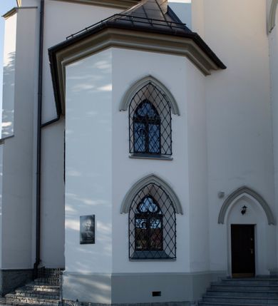 Zdjęcie nr 38: Kościół św. Michała Archanioła jest usytuowany na wysokim wzniesieniu w centrum Mszany Dolnej, na północ od głównej drogi z Raby Niżnej do Kasiny Wielkiej. Teren przykościelny jest otoczony wysokim murem posadowionym na kamiennej podmurówce oraz słupkach z nieregularnych ciosów kamienia i z żeliwnym płotem. W części północnej muru zlokalizowana jest szeroka brama, a od strony południowo-wschodniej na teren przykościelny prowadzą wysokie schody i bramka w murze. 

Kościół jest orientowany, murowany, otynkowany, jednonawowy na rzucie krzyża łacińskiego z czworoboczną wieżą w fasadzie. Wnętrze tworzy wydłużone, zamknięte pięciobocznie, dwuprzęsłowe prezbiterium, które oddziela ściana arkady tęczowej. Nawa jest szersza, czteroprzęsłowa, nakryta sklepieniem krzyżowo-żebrowym. Ramiona transeptu zwyczajowo zwane kaplicami są jednoprzęsłowe, otwarte szerokimi arkadami do nawy. Sklepienie nad skrzyżowaniem nawy z transeptem gwiaździste. Prezbiterium z nawą są połączone szeroką, ostrołukową arkadą w ścianie tęczowej. Od północy i od południa do prezbiterium przylegają dwie zakrystie na planie prostokąta, zamknięte trójbocznie. Wejście do zakrystii zaznaczone wysoką ostrołukową arkadą. Na zachodniej ścianie nawy chór muzyczny, wsparty na dwóch kolumnach, dostępny klatką schodową od nawy. 

Nawę oświetlają umieszczone w południowych i północnych ścianach prostokątne, zamknięte ostrołukowo okna, takie same znajdują się w prezbiterium; w wieży okno koliste w pierwszej kondygnacji, a w wyższych ostrołukowe wąskie okienka zamknięte żaluzjami. Wszystkie okna w nawie i prezbiterium wypełnione są witrażami lub ozdobnymi przeszkleniami. Do kościoła prowadzi główne wejście od strony zachodniej oraz dwa mniejsze w przybudówkach przy zakrystiach.

W zewnętrznej elewacji kościoła widoczny jest niewysoki kamienny cokół, otynkowany. Prezbiterium, niższe od nawy, oszkarpowane. Nawa również oszkarpowana, nakryta dachem dwuspadowym z wieżą na sygnaturkę na skrzyżowaniu nawy z transeptem. Ramiona transeptu od strony północnej i południowej, a także nawa od strony wschodniej zakończone są wysokim szczytami schodkowymi, ze ścianami ozdobionymi ostrołukowymi blendami. Na zachodnim zakończeniu nawy znacznie niższy szczyt schodkowy. Do zachodniej fasady kościoła dostawiona jest wysoka założona na planie kwadratu wieża-dzwonnica w narożach wzmocniona kamiennymi szkarpami. W dolnej kondygnacji, na osi kościoła, prostokątne wejście do kruchty zaakcentowane dwoma stopniami oraz przedsionkiem w kształcie ostrołukowej arkady, zamkniętej dodatkowo trójkątnym szczytem pokrytym blaszanym daszkiem; powyżej rozglifione koliste okno. Po lewej stronie wejścia do kościoła w płytkiej wnęce umieszczone jest popiersie księdza Józefa Stabrawy z tablicą pamiątkową. 

