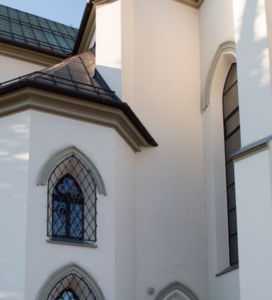 Zdjęcie nr 37: Kościół św. Michała Archanioła jest usytuowany na wysokim wzniesieniu w centrum Mszany Dolnej, na północ od głównej drogi z Raby Niżnej do Kasiny Wielkiej. Teren przykościelny jest otoczony wysokim murem posadowionym na kamiennej podmurówce oraz słupkach z nieregularnych ciosów kamienia i z żeliwnym płotem. W części północnej muru zlokalizowana jest szeroka brama, a od strony południowo-wschodniej na teren przykościelny prowadzą wysokie schody i bramka w murze. 

Kościół jest orientowany, murowany, otynkowany, jednonawowy na rzucie krzyża łacińskiego z czworoboczną wieżą w fasadzie. Wnętrze tworzy wydłużone, zamknięte pięciobocznie, dwuprzęsłowe prezbiterium, które oddziela ściana arkady tęczowej. Nawa jest szersza, czteroprzęsłowa, nakryta sklepieniem krzyżowo-żebrowym. Ramiona transeptu zwyczajowo zwane kaplicami są jednoprzęsłowe, otwarte szerokimi arkadami do nawy. Sklepienie nad skrzyżowaniem nawy z transeptem gwiaździste. Prezbiterium z nawą są połączone szeroką, ostrołukową arkadą w ścianie tęczowej. Od północy i od południa do prezbiterium przylegają dwie zakrystie na planie prostokąta, zamknięte trójbocznie. Wejście do zakrystii zaznaczone wysoką ostrołukową arkadą. Na zachodniej ścianie nawy chór muzyczny, wsparty na dwóch kolumnach, dostępny klatką schodową od nawy. 

Nawę oświetlają umieszczone w południowych i północnych ścianach prostokątne, zamknięte ostrołukowo okna, takie same znajdują się w prezbiterium; w wieży okno koliste w pierwszej kondygnacji, a w wyższych ostrołukowe wąskie okienka zamknięte żaluzjami. Wszystkie okna w nawie i prezbiterium wypełnione są witrażami lub ozdobnymi przeszkleniami. Do kościoła prowadzi główne wejście od strony zachodniej oraz dwa mniejsze w przybudówkach przy zakrystiach.

W zewnętrznej elewacji kościoła widoczny jest niewysoki kamienny cokół, otynkowany. Prezbiterium, niższe od nawy, oszkarpowane. Nawa również oszkarpowana, nakryta dachem dwuspadowym z wieżą na sygnaturkę na skrzyżowaniu nawy z transeptem. Ramiona transeptu od strony północnej i południowej, a także nawa od strony wschodniej zakończone są wysokim szczytami schodkowymi, ze ścianami ozdobionymi ostrołukowymi blendami. Na zachodnim zakończeniu nawy znacznie niższy szczyt schodkowy. Do zachodniej fasady kościoła dostawiona jest wysoka założona na planie kwadratu wieża-dzwonnica w narożach wzmocniona kamiennymi szkarpami. W dolnej kondygnacji, na osi kościoła, prostokątne wejście do kruchty zaakcentowane dwoma stopniami oraz przedsionkiem w kształcie ostrołukowej arkady, zamkniętej dodatkowo trójkątnym szczytem pokrytym blaszanym daszkiem; powyżej rozglifione koliste okno. Po lewej stronie wejścia do kościoła w płytkiej wnęce umieszczone jest popiersie księdza Józefa Stabrawy z tablicą pamiątkową. 

