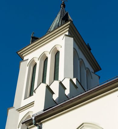 Zdjęcie nr 42: Kościół św. Michała Archanioła jest usytuowany na wysokim wzniesieniu w centrum Mszany Dolnej, na północ od głównej drogi z Raby Niżnej do Kasiny Wielkiej. Teren przykościelny jest otoczony wysokim murem posadowionym na kamiennej podmurówce oraz słupkach z nieregularnych ciosów kamienia i z żeliwnym płotem. W części północnej muru zlokalizowana jest szeroka brama, a od strony południowo-wschodniej na teren przykościelny prowadzą wysokie schody i bramka w murze. 

Kościół jest orientowany, murowany, otynkowany, jednonawowy na rzucie krzyża łacińskiego z czworoboczną wieżą w fasadzie. Wnętrze tworzy wydłużone, zamknięte pięciobocznie, dwuprzęsłowe prezbiterium, które oddziela ściana arkady tęczowej. Nawa jest szersza, czteroprzęsłowa, nakryta sklepieniem krzyżowo-żebrowym. Ramiona transeptu zwyczajowo zwane kaplicami są jednoprzęsłowe, otwarte szerokimi arkadami do nawy. Sklepienie nad skrzyżowaniem nawy z transeptem gwiaździste. Prezbiterium z nawą są połączone szeroką, ostrołukową arkadą w ścianie tęczowej. Od północy i od południa do prezbiterium przylegają dwie zakrystie na planie prostokąta, zamknięte trójbocznie. Wejście do zakrystii zaznaczone wysoką ostrołukową arkadą. Na zachodniej ścianie nawy chór muzyczny, wsparty na dwóch kolumnach, dostępny klatką schodową od nawy. 

Nawę oświetlają umieszczone w południowych i północnych ścianach prostokątne, zamknięte ostrołukowo okna, takie same znajdują się w prezbiterium; w wieży okno koliste w pierwszej kondygnacji, a w wyższych ostrołukowe wąskie okienka zamknięte żaluzjami. Wszystkie okna w nawie i prezbiterium wypełnione są witrażami lub ozdobnymi przeszkleniami. Do kościoła prowadzi główne wejście od strony zachodniej oraz dwa mniejsze w przybudówkach przy zakrystiach.

W zewnętrznej elewacji kościoła widoczny jest niewysoki kamienny cokół, otynkowany. Prezbiterium, niższe od nawy, oszkarpowane. Nawa również oszkarpowana, nakryta dachem dwuspadowym z wieżą na sygnaturkę na skrzyżowaniu nawy z transeptem. Ramiona transeptu od strony północnej i południowej, a także nawa od strony wschodniej zakończone są wysokim szczytami schodkowymi, ze ścianami ozdobionymi ostrołukowymi blendami. Na zachodnim zakończeniu nawy znacznie niższy szczyt schodkowy. Do zachodniej fasady kościoła dostawiona jest wysoka założona na planie kwadratu wieża-dzwonnica w narożach wzmocniona kamiennymi szkarpami. W dolnej kondygnacji, na osi kościoła, prostokątne wejście do kruchty zaakcentowane dwoma stopniami oraz przedsionkiem w kształcie ostrołukowej arkady, zamkniętej dodatkowo trójkątnym szczytem pokrytym blaszanym daszkiem; powyżej rozglifione koliste okno. Po lewej stronie wejścia do kościoła w płytkiej wnęce umieszczone jest popiersie księdza Józefa Stabrawy z tablicą pamiątkową. 

