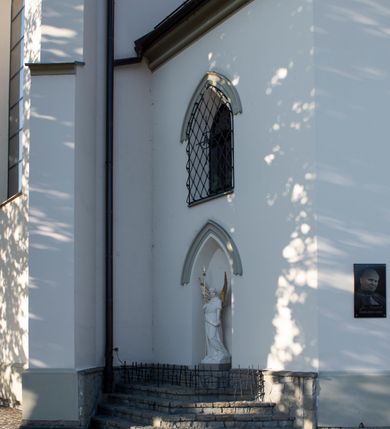 Zdjęcie nr 39: Kościół św. Michała Archanioła jest usytuowany na wysokim wzniesieniu w centrum Mszany Dolnej, na północ od głównej drogi z Raby Niżnej do Kasiny Wielkiej. Teren przykościelny jest otoczony wysokim murem posadowionym na kamiennej podmurówce oraz słupkach z nieregularnych ciosów kamienia i z żeliwnym płotem. W części północnej muru zlokalizowana jest szeroka brama, a od strony południowo-wschodniej na teren przykościelny prowadzą wysokie schody i bramka w murze. 

Kościół jest orientowany, murowany, otynkowany, jednonawowy na rzucie krzyża łacińskiego z czworoboczną wieżą w fasadzie. Wnętrze tworzy wydłużone, zamknięte pięciobocznie, dwuprzęsłowe prezbiterium, które oddziela ściana arkady tęczowej. Nawa jest szersza, czteroprzęsłowa, nakryta sklepieniem krzyżowo-żebrowym. Ramiona transeptu zwyczajowo zwane kaplicami są jednoprzęsłowe, otwarte szerokimi arkadami do nawy. Sklepienie nad skrzyżowaniem nawy z transeptem gwiaździste. Prezbiterium z nawą są połączone szeroką, ostrołukową arkadą w ścianie tęczowej. Od północy i od południa do prezbiterium przylegają dwie zakrystie na planie prostokąta, zamknięte trójbocznie. Wejście do zakrystii zaznaczone wysoką ostrołukową arkadą. Na zachodniej ścianie nawy chór muzyczny, wsparty na dwóch kolumnach, dostępny klatką schodową od nawy. 

Nawę oświetlają umieszczone w południowych i północnych ścianach prostokątne, zamknięte ostrołukowo okna, takie same znajdują się w prezbiterium; w wieży okno koliste w pierwszej kondygnacji, a w wyższych ostrołukowe wąskie okienka zamknięte żaluzjami. Wszystkie okna w nawie i prezbiterium wypełnione są witrażami lub ozdobnymi przeszkleniami. Do kościoła prowadzi główne wejście od strony zachodniej oraz dwa mniejsze w przybudówkach przy zakrystiach.

W zewnętrznej elewacji kościoła widoczny jest niewysoki kamienny cokół, otynkowany. Prezbiterium, niższe od nawy, oszkarpowane. Nawa również oszkarpowana, nakryta dachem dwuspadowym z wieżą na sygnaturkę na skrzyżowaniu nawy z transeptem. Ramiona transeptu od strony północnej i południowej, a także nawa od strony wschodniej zakończone są wysokim szczytami schodkowymi, ze ścianami ozdobionymi ostrołukowymi blendami. Na zachodnim zakończeniu nawy znacznie niższy szczyt schodkowy. Do zachodniej fasady kościoła dostawiona jest wysoka założona na planie kwadratu wieża-dzwonnica w narożach wzmocniona kamiennymi szkarpami. W dolnej kondygnacji, na osi kościoła, prostokątne wejście do kruchty zaakcentowane dwoma stopniami oraz przedsionkiem w kształcie ostrołukowej arkady, zamkniętej dodatkowo trójkątnym szczytem pokrytym blaszanym daszkiem; powyżej rozglifione koliste okno. Po lewej stronie wejścia do kościoła w płytkiej wnęce umieszczone jest popiersie księdza Józefa Stabrawy z tablicą pamiątkową. 

