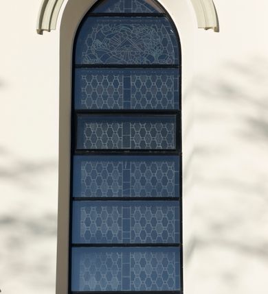 Zdjęcie nr 41: Kościół św. Michała Archanioła jest usytuowany na wysokim wzniesieniu w centrum Mszany Dolnej, na północ od głównej drogi z Raby Niżnej do Kasiny Wielkiej. Teren przykościelny jest otoczony wysokim murem posadowionym na kamiennej podmurówce oraz słupkach z nieregularnych ciosów kamienia i z żeliwnym płotem. W części północnej muru zlokalizowana jest szeroka brama, a od strony południowo-wschodniej na teren przykościelny prowadzą wysokie schody i bramka w murze. 

Kościół jest orientowany, murowany, otynkowany, jednonawowy na rzucie krzyża łacińskiego z czworoboczną wieżą w fasadzie. Wnętrze tworzy wydłużone, zamknięte pięciobocznie, dwuprzęsłowe prezbiterium, które oddziela ściana arkady tęczowej. Nawa jest szersza, czteroprzęsłowa, nakryta sklepieniem krzyżowo-żebrowym. Ramiona transeptu zwyczajowo zwane kaplicami są jednoprzęsłowe, otwarte szerokimi arkadami do nawy. Sklepienie nad skrzyżowaniem nawy z transeptem gwiaździste. Prezbiterium z nawą są połączone szeroką, ostrołukową arkadą w ścianie tęczowej. Od północy i od południa do prezbiterium przylegają dwie zakrystie na planie prostokąta, zamknięte trójbocznie. Wejście do zakrystii zaznaczone wysoką ostrołukową arkadą. Na zachodniej ścianie nawy chór muzyczny, wsparty na dwóch kolumnach, dostępny klatką schodową od nawy. 

Nawę oświetlają umieszczone w południowych i północnych ścianach prostokątne, zamknięte ostrołukowo okna, takie same znajdują się w prezbiterium; w wieży okno koliste w pierwszej kondygnacji, a w wyższych ostrołukowe wąskie okienka zamknięte żaluzjami. Wszystkie okna w nawie i prezbiterium wypełnione są witrażami lub ozdobnymi przeszkleniami. Do kościoła prowadzi główne wejście od strony zachodniej oraz dwa mniejsze w przybudówkach przy zakrystiach.

W zewnętrznej elewacji kościoła widoczny jest niewysoki kamienny cokół, otynkowany. Prezbiterium, niższe od nawy, oszkarpowane. Nawa również oszkarpowana, nakryta dachem dwuspadowym z wieżą na sygnaturkę na skrzyżowaniu nawy z transeptem. Ramiona transeptu od strony północnej i południowej, a także nawa od strony wschodniej zakończone są wysokim szczytami schodkowymi, ze ścianami ozdobionymi ostrołukowymi blendami. Na zachodnim zakończeniu nawy znacznie niższy szczyt schodkowy. Do zachodniej fasady kościoła dostawiona jest wysoka założona na planie kwadratu wieża-dzwonnica w narożach wzmocniona kamiennymi szkarpami. W dolnej kondygnacji, na osi kościoła, prostokątne wejście do kruchty zaakcentowane dwoma stopniami oraz przedsionkiem w kształcie ostrołukowej arkady, zamkniętej dodatkowo trójkątnym szczytem pokrytym blaszanym daszkiem; powyżej rozglifione koliste okno. Po lewej stronie wejścia do kościoła w płytkiej wnęce umieszczone jest popiersie księdza Józefa Stabrawy z tablicą pamiątkową. 

