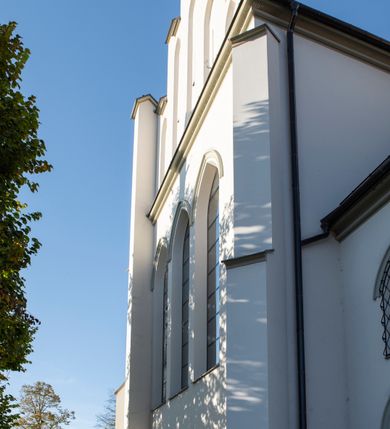 Zdjęcie nr 40: Kościół św. Michała Archanioła jest usytuowany na wysokim wzniesieniu w centrum Mszany Dolnej, na północ od głównej drogi z Raby Niżnej do Kasiny Wielkiej. Teren przykościelny jest otoczony wysokim murem posadowionym na kamiennej podmurówce oraz słupkach z nieregularnych ciosów kamienia i z żeliwnym płotem. W części północnej muru zlokalizowana jest szeroka brama, a od strony południowo-wschodniej na teren przykościelny prowadzą wysokie schody i bramka w murze. 

Kościół jest orientowany, murowany, otynkowany, jednonawowy na rzucie krzyża łacińskiego z czworoboczną wieżą w fasadzie. Wnętrze tworzy wydłużone, zamknięte pięciobocznie, dwuprzęsłowe prezbiterium, które oddziela ściana arkady tęczowej. Nawa jest szersza, czteroprzęsłowa, nakryta sklepieniem krzyżowo-żebrowym. Ramiona transeptu zwyczajowo zwane kaplicami są jednoprzęsłowe, otwarte szerokimi arkadami do nawy. Sklepienie nad skrzyżowaniem nawy z transeptem gwiaździste. Prezbiterium z nawą są połączone szeroką, ostrołukową arkadą w ścianie tęczowej. Od północy i od południa do prezbiterium przylegają dwie zakrystie na planie prostokąta, zamknięte trójbocznie. Wejście do zakrystii zaznaczone wysoką ostrołukową arkadą. Na zachodniej ścianie nawy chór muzyczny, wsparty na dwóch kolumnach, dostępny klatką schodową od nawy. 

Nawę oświetlają umieszczone w południowych i północnych ścianach prostokątne, zamknięte ostrołukowo okna, takie same znajdują się w prezbiterium; w wieży okno koliste w pierwszej kondygnacji, a w wyższych ostrołukowe wąskie okienka zamknięte żaluzjami. Wszystkie okna w nawie i prezbiterium wypełnione są witrażami lub ozdobnymi przeszkleniami. Do kościoła prowadzi główne wejście od strony zachodniej oraz dwa mniejsze w przybudówkach przy zakrystiach.

W zewnętrznej elewacji kościoła widoczny jest niewysoki kamienny cokół, otynkowany. Prezbiterium, niższe od nawy, oszkarpowane. Nawa również oszkarpowana, nakryta dachem dwuspadowym z wieżą na sygnaturkę na skrzyżowaniu nawy z transeptem. Ramiona transeptu od strony północnej i południowej, a także nawa od strony wschodniej zakończone są wysokim szczytami schodkowymi, ze ścianami ozdobionymi ostrołukowymi blendami. Na zachodnim zakończeniu nawy znacznie niższy szczyt schodkowy. Do zachodniej fasady kościoła dostawiona jest wysoka założona na planie kwadratu wieża-dzwonnica w narożach wzmocniona kamiennymi szkarpami. W dolnej kondygnacji, na osi kościoła, prostokątne wejście do kruchty zaakcentowane dwoma stopniami oraz przedsionkiem w kształcie ostrołukowej arkady, zamkniętej dodatkowo trójkątnym szczytem pokrytym blaszanym daszkiem; powyżej rozglifione koliste okno. Po lewej stronie wejścia do kościoła w płytkiej wnęce umieszczone jest popiersie księdza Józefa Stabrawy z tablicą pamiątkową. 

