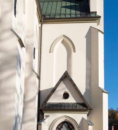 Zdjęcie nr 45: Kościół św. Michała Archanioła jest usytuowany na wysokim wzniesieniu w centrum Mszany Dolnej, na północ od głównej drogi z Raby Niżnej do Kasiny Wielkiej. Teren przykościelny jest otoczony wysokim murem posadowionym na kamiennej podmurówce oraz słupkach z nieregularnych ciosów kamienia i z żeliwnym płotem. W części północnej muru zlokalizowana jest szeroka brama, a od strony południowo-wschodniej na teren przykościelny prowadzą wysokie schody i bramka w murze. 

Kościół jest orientowany, murowany, otynkowany, jednonawowy na rzucie krzyża łacińskiego z czworoboczną wieżą w fasadzie. Wnętrze tworzy wydłużone, zamknięte pięciobocznie, dwuprzęsłowe prezbiterium, które oddziela ściana arkady tęczowej. Nawa jest szersza, czteroprzęsłowa, nakryta sklepieniem krzyżowo-żebrowym. Ramiona transeptu zwyczajowo zwane kaplicami są jednoprzęsłowe, otwarte szerokimi arkadami do nawy. Sklepienie nad skrzyżowaniem nawy z transeptem gwiaździste. Prezbiterium z nawą są połączone szeroką, ostrołukową arkadą w ścianie tęczowej. Od północy i od południa do prezbiterium przylegają dwie zakrystie na planie prostokąta, zamknięte trójbocznie. Wejście do zakrystii zaznaczone wysoką ostrołukową arkadą. Na zachodniej ścianie nawy chór muzyczny, wsparty na dwóch kolumnach, dostępny klatką schodową od nawy. 

Nawę oświetlają umieszczone w południowych i północnych ścianach prostokątne, zamknięte ostrołukowo okna, takie same znajdują się w prezbiterium; w wieży okno koliste w pierwszej kondygnacji, a w wyższych ostrołukowe wąskie okienka zamknięte żaluzjami. Wszystkie okna w nawie i prezbiterium wypełnione są witrażami lub ozdobnymi przeszkleniami. Do kościoła prowadzi główne wejście od strony zachodniej oraz dwa mniejsze w przybudówkach przy zakrystiach.

W zewnętrznej elewacji kościoła widoczny jest niewysoki kamienny cokół, otynkowany. Prezbiterium, niższe od nawy, oszkarpowane. Nawa również oszkarpowana, nakryta dachem dwuspadowym z wieżą na sygnaturkę na skrzyżowaniu nawy z transeptem. Ramiona transeptu od strony północnej i południowej, a także nawa od strony wschodniej zakończone są wysokim szczytami schodkowymi, ze ścianami ozdobionymi ostrołukowymi blendami. Na zachodnim zakończeniu nawy znacznie niższy szczyt schodkowy. Do zachodniej fasady kościoła dostawiona jest wysoka założona na planie kwadratu wieża-dzwonnica w narożach wzmocniona kamiennymi szkarpami. W dolnej kondygnacji, na osi kościoła, prostokątne wejście do kruchty zaakcentowane dwoma stopniami oraz przedsionkiem w kształcie ostrołukowej arkady, zamkniętej dodatkowo trójkątnym szczytem pokrytym blaszanym daszkiem; powyżej rozglifione koliste okno. Po lewej stronie wejścia do kościoła w płytkiej wnęce umieszczone jest popiersie księdza Józefa Stabrawy z tablicą pamiątkową. 

