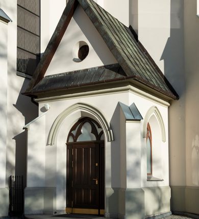 Zdjęcie nr 44: Kościół św. Michała Archanioła jest usytuowany na wysokim wzniesieniu w centrum Mszany Dolnej, na północ od głównej drogi z Raby Niżnej do Kasiny Wielkiej. Teren przykościelny jest otoczony wysokim murem posadowionym na kamiennej podmurówce oraz słupkach z nieregularnych ciosów kamienia i z żeliwnym płotem. W części północnej muru zlokalizowana jest szeroka brama, a od strony południowo-wschodniej na teren przykościelny prowadzą wysokie schody i bramka w murze. 

Kościół jest orientowany, murowany, otynkowany, jednonawowy na rzucie krzyża łacińskiego z czworoboczną wieżą w fasadzie. Wnętrze tworzy wydłużone, zamknięte pięciobocznie, dwuprzęsłowe prezbiterium, które oddziela ściana arkady tęczowej. Nawa jest szersza, czteroprzęsłowa, nakryta sklepieniem krzyżowo-żebrowym. Ramiona transeptu zwyczajowo zwane kaplicami są jednoprzęsłowe, otwarte szerokimi arkadami do nawy. Sklepienie nad skrzyżowaniem nawy z transeptem gwiaździste. Prezbiterium z nawą są połączone szeroką, ostrołukową arkadą w ścianie tęczowej. Od północy i od południa do prezbiterium przylegają dwie zakrystie na planie prostokąta, zamknięte trójbocznie. Wejście do zakrystii zaznaczone wysoką ostrołukową arkadą. Na zachodniej ścianie nawy chór muzyczny, wsparty na dwóch kolumnach, dostępny klatką schodową od nawy. 

Nawę oświetlają umieszczone w południowych i północnych ścianach prostokątne, zamknięte ostrołukowo okna, takie same znajdują się w prezbiterium; w wieży okno koliste w pierwszej kondygnacji, a w wyższych ostrołukowe wąskie okienka zamknięte żaluzjami. Wszystkie okna w nawie i prezbiterium wypełnione są witrażami lub ozdobnymi przeszkleniami. Do kościoła prowadzi główne wejście od strony zachodniej oraz dwa mniejsze w przybudówkach przy zakrystiach.

W zewnętrznej elewacji kościoła widoczny jest niewysoki kamienny cokół, otynkowany. Prezbiterium, niższe od nawy, oszkarpowane. Nawa również oszkarpowana, nakryta dachem dwuspadowym z wieżą na sygnaturkę na skrzyżowaniu nawy z transeptem. Ramiona transeptu od strony północnej i południowej, a także nawa od strony wschodniej zakończone są wysokim szczytami schodkowymi, ze ścianami ozdobionymi ostrołukowymi blendami. Na zachodnim zakończeniu nawy znacznie niższy szczyt schodkowy. Do zachodniej fasady kościoła dostawiona jest wysoka założona na planie kwadratu wieża-dzwonnica w narożach wzmocniona kamiennymi szkarpami. W dolnej kondygnacji, na osi kościoła, prostokątne wejście do kruchty zaakcentowane dwoma stopniami oraz przedsionkiem w kształcie ostrołukowej arkady, zamkniętej dodatkowo trójkątnym szczytem pokrytym blaszanym daszkiem; powyżej rozglifione koliste okno. Po lewej stronie wejścia do kościoła w płytkiej wnęce umieszczone jest popiersie księdza Józefa Stabrawy z tablicą pamiątkową. 

