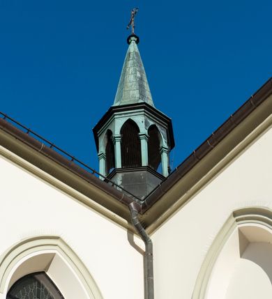 Zdjęcie nr 43: Kościół św. Michała Archanioła jest usytuowany na wysokim wzniesieniu w centrum Mszany Dolnej, na północ od głównej drogi z Raby Niżnej do Kasiny Wielkiej. Teren przykościelny jest otoczony wysokim murem posadowionym na kamiennej podmurówce oraz słupkach z nieregularnych ciosów kamienia i z żeliwnym płotem. W części północnej muru zlokalizowana jest szeroka brama, a od strony południowo-wschodniej na teren przykościelny prowadzą wysokie schody i bramka w murze. 

Kościół jest orientowany, murowany, otynkowany, jednonawowy na rzucie krzyża łacińskiego z czworoboczną wieżą w fasadzie. Wnętrze tworzy wydłużone, zamknięte pięciobocznie, dwuprzęsłowe prezbiterium, które oddziela ściana arkady tęczowej. Nawa jest szersza, czteroprzęsłowa, nakryta sklepieniem krzyżowo-żebrowym. Ramiona transeptu zwyczajowo zwane kaplicami są jednoprzęsłowe, otwarte szerokimi arkadami do nawy. Sklepienie nad skrzyżowaniem nawy z transeptem gwiaździste. Prezbiterium z nawą są połączone szeroką, ostrołukową arkadą w ścianie tęczowej. Od północy i od południa do prezbiterium przylegają dwie zakrystie na planie prostokąta, zamknięte trójbocznie. Wejście do zakrystii zaznaczone wysoką ostrołukową arkadą. Na zachodniej ścianie nawy chór muzyczny, wsparty na dwóch kolumnach, dostępny klatką schodową od nawy. 

Nawę oświetlają umieszczone w południowych i północnych ścianach prostokątne, zamknięte ostrołukowo okna, takie same znajdują się w prezbiterium; w wieży okno koliste w pierwszej kondygnacji, a w wyższych ostrołukowe wąskie okienka zamknięte żaluzjami. Wszystkie okna w nawie i prezbiterium wypełnione są witrażami lub ozdobnymi przeszkleniami. Do kościoła prowadzi główne wejście od strony zachodniej oraz dwa mniejsze w przybudówkach przy zakrystiach.

W zewnętrznej elewacji kościoła widoczny jest niewysoki kamienny cokół, otynkowany. Prezbiterium, niższe od nawy, oszkarpowane. Nawa również oszkarpowana, nakryta dachem dwuspadowym z wieżą na sygnaturkę na skrzyżowaniu nawy z transeptem. Ramiona transeptu od strony północnej i południowej, a także nawa od strony wschodniej zakończone są wysokim szczytami schodkowymi, ze ścianami ozdobionymi ostrołukowymi blendami. Na zachodnim zakończeniu nawy znacznie niższy szczyt schodkowy. Do zachodniej fasady kościoła dostawiona jest wysoka założona na planie kwadratu wieża-dzwonnica w narożach wzmocniona kamiennymi szkarpami. W dolnej kondygnacji, na osi kościoła, prostokątne wejście do kruchty zaakcentowane dwoma stopniami oraz przedsionkiem w kształcie ostrołukowej arkady, zamkniętej dodatkowo trójkątnym szczytem pokrytym blaszanym daszkiem; powyżej rozglifione koliste okno. Po lewej stronie wejścia do kościoła w płytkiej wnęce umieszczone jest popiersie księdza Józefa Stabrawy z tablicą pamiątkową. 

