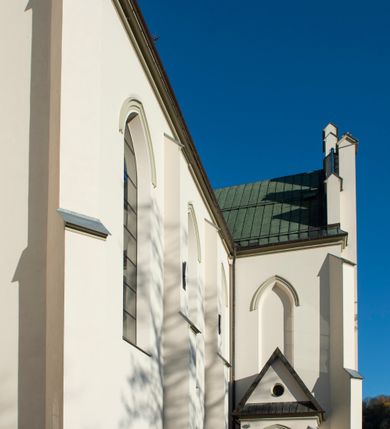 Zdjęcie nr 47: Kościół św. Michała Archanioła jest usytuowany na wysokim wzniesieniu w centrum Mszany Dolnej, na północ od głównej drogi z Raby Niżnej do Kasiny Wielkiej. Teren przykościelny jest otoczony wysokim murem posadowionym na kamiennej podmurówce oraz słupkach z nieregularnych ciosów kamienia i z żeliwnym płotem. W części północnej muru zlokalizowana jest szeroka brama, a od strony południowo-wschodniej na teren przykościelny prowadzą wysokie schody i bramka w murze. 

Kościół jest orientowany, murowany, otynkowany, jednonawowy na rzucie krzyża łacińskiego z czworoboczną wieżą w fasadzie. Wnętrze tworzy wydłużone, zamknięte pięciobocznie, dwuprzęsłowe prezbiterium, które oddziela ściana arkady tęczowej. Nawa jest szersza, czteroprzęsłowa, nakryta sklepieniem krzyżowo-żebrowym. Ramiona transeptu zwyczajowo zwane kaplicami są jednoprzęsłowe, otwarte szerokimi arkadami do nawy. Sklepienie nad skrzyżowaniem nawy z transeptem gwiaździste. Prezbiterium z nawą są połączone szeroką, ostrołukową arkadą w ścianie tęczowej. Od północy i od południa do prezbiterium przylegają dwie zakrystie na planie prostokąta, zamknięte trójbocznie. Wejście do zakrystii zaznaczone wysoką ostrołukową arkadą. Na zachodniej ścianie nawy chór muzyczny, wsparty na dwóch kolumnach, dostępny klatką schodową od nawy. 

Nawę oświetlają umieszczone w południowych i północnych ścianach prostokątne, zamknięte ostrołukowo okna, takie same znajdują się w prezbiterium; w wieży okno koliste w pierwszej kondygnacji, a w wyższych ostrołukowe wąskie okienka zamknięte żaluzjami. Wszystkie okna w nawie i prezbiterium wypełnione są witrażami lub ozdobnymi przeszkleniami. Do kościoła prowadzi główne wejście od strony zachodniej oraz dwa mniejsze w przybudówkach przy zakrystiach.

W zewnętrznej elewacji kościoła widoczny jest niewysoki kamienny cokół, otynkowany. Prezbiterium, niższe od nawy, oszkarpowane. Nawa również oszkarpowana, nakryta dachem dwuspadowym z wieżą na sygnaturkę na skrzyżowaniu nawy z transeptem. Ramiona transeptu od strony północnej i południowej, a także nawa od strony wschodniej zakończone są wysokim szczytami schodkowymi, ze ścianami ozdobionymi ostrołukowymi blendami. Na zachodnim zakończeniu nawy znacznie niższy szczyt schodkowy. Do zachodniej fasady kościoła dostawiona jest wysoka założona na planie kwadratu wieża-dzwonnica w narożach wzmocniona kamiennymi szkarpami. W dolnej kondygnacji, na osi kościoła, prostokątne wejście do kruchty zaakcentowane dwoma stopniami oraz przedsionkiem w kształcie ostrołukowej arkady, zamkniętej dodatkowo trójkątnym szczytem pokrytym blaszanym daszkiem; powyżej rozglifione koliste okno. Po lewej stronie wejścia do kościoła w płytkiej wnęce umieszczone jest popiersie księdza Józefa Stabrawy z tablicą pamiątkową. 

